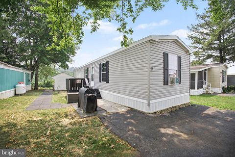 Mobile Home For Sale - 17 Lebanon Valley Ct<br/> LEBANON, PA 17046