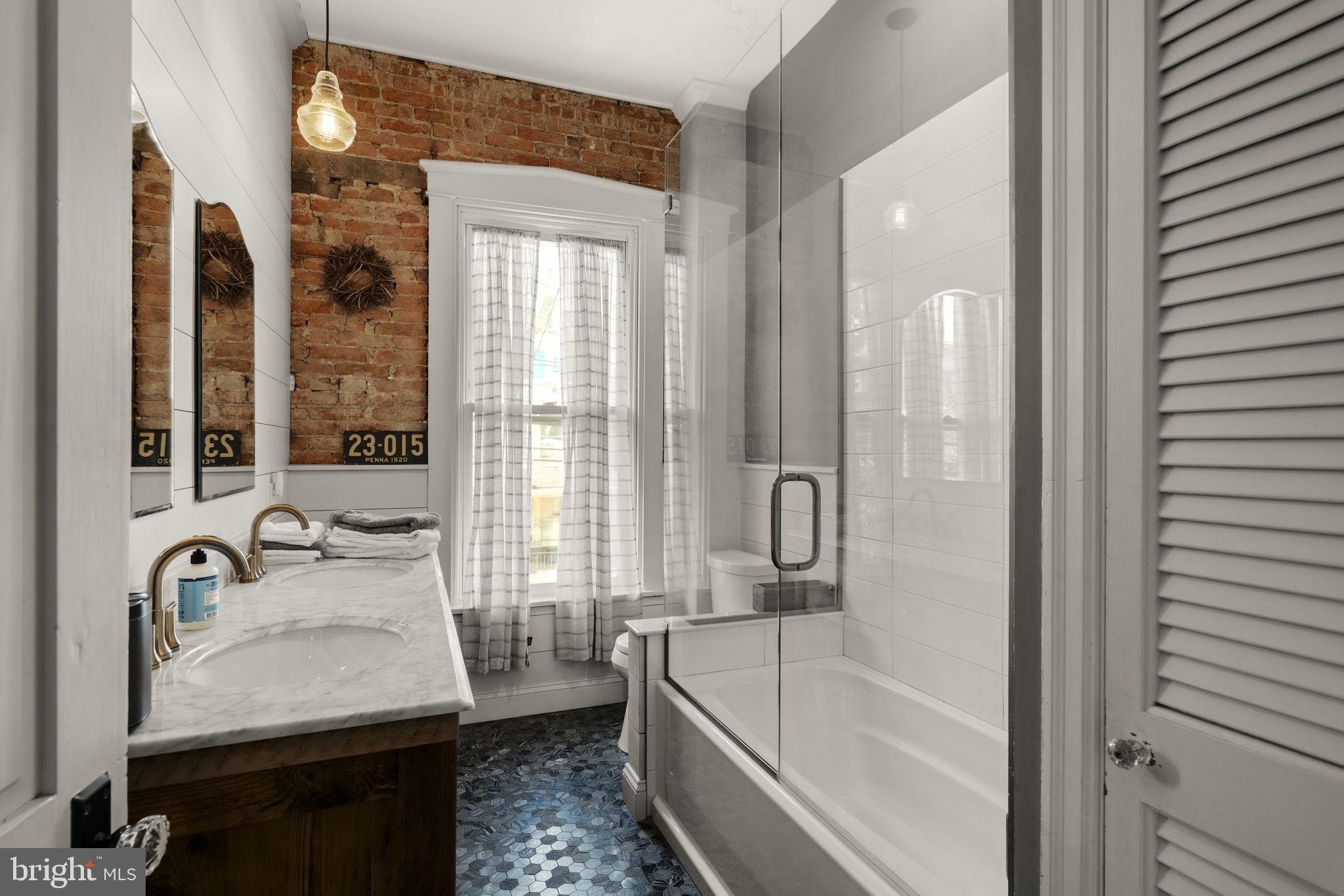 CHESTNUT HILL - Residential