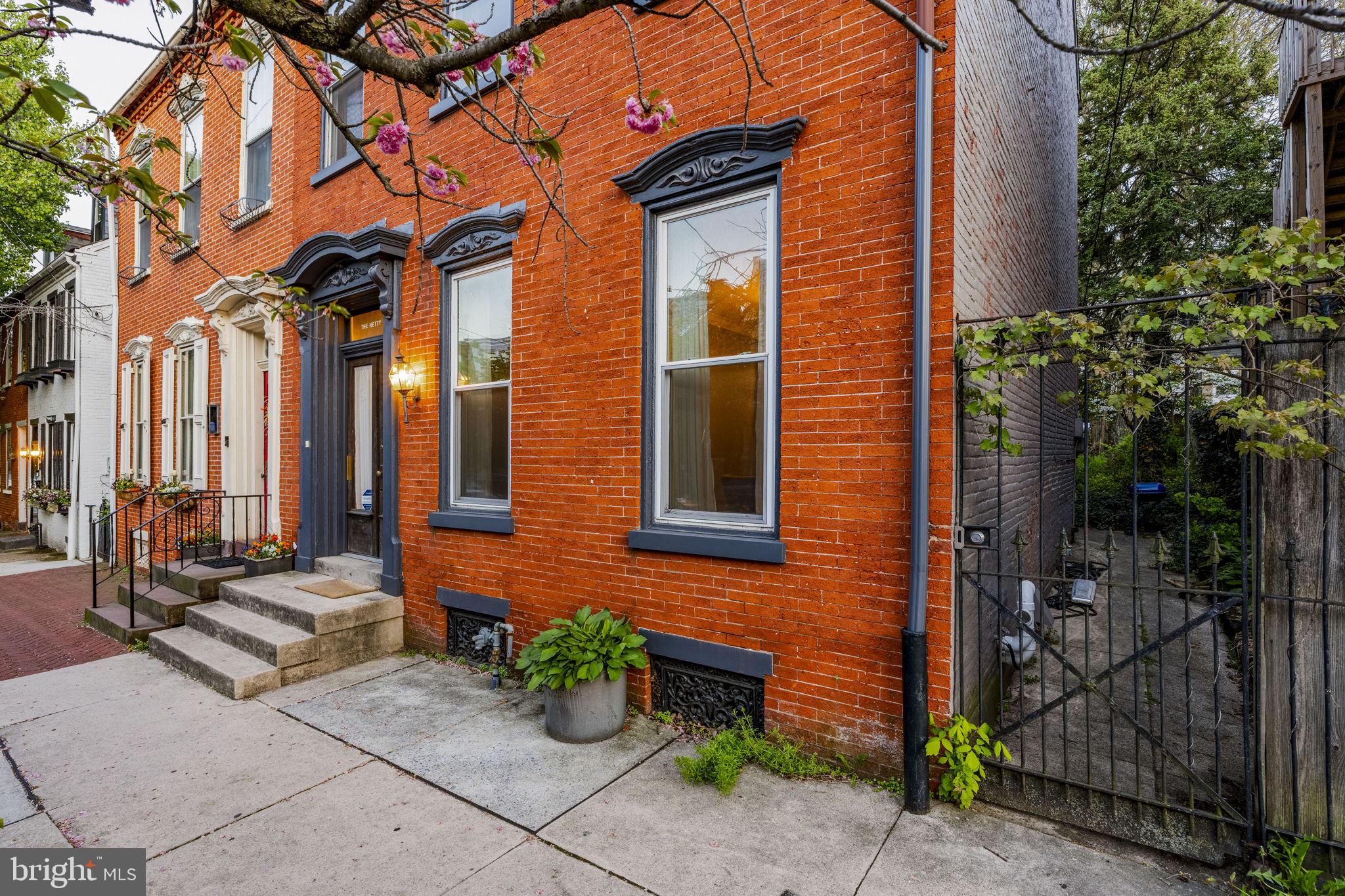 CHESTNUT HILL - Residential