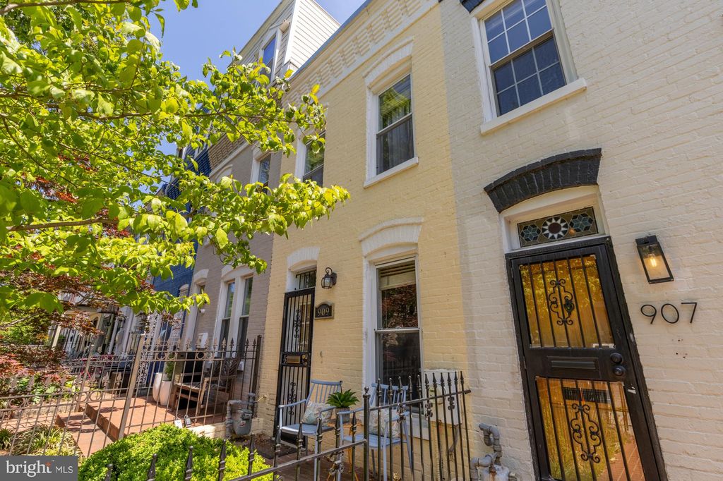 Photo of 909 8th Street NE, WASHINGTON, DC 20002 (MLS # DCDC2249194)
