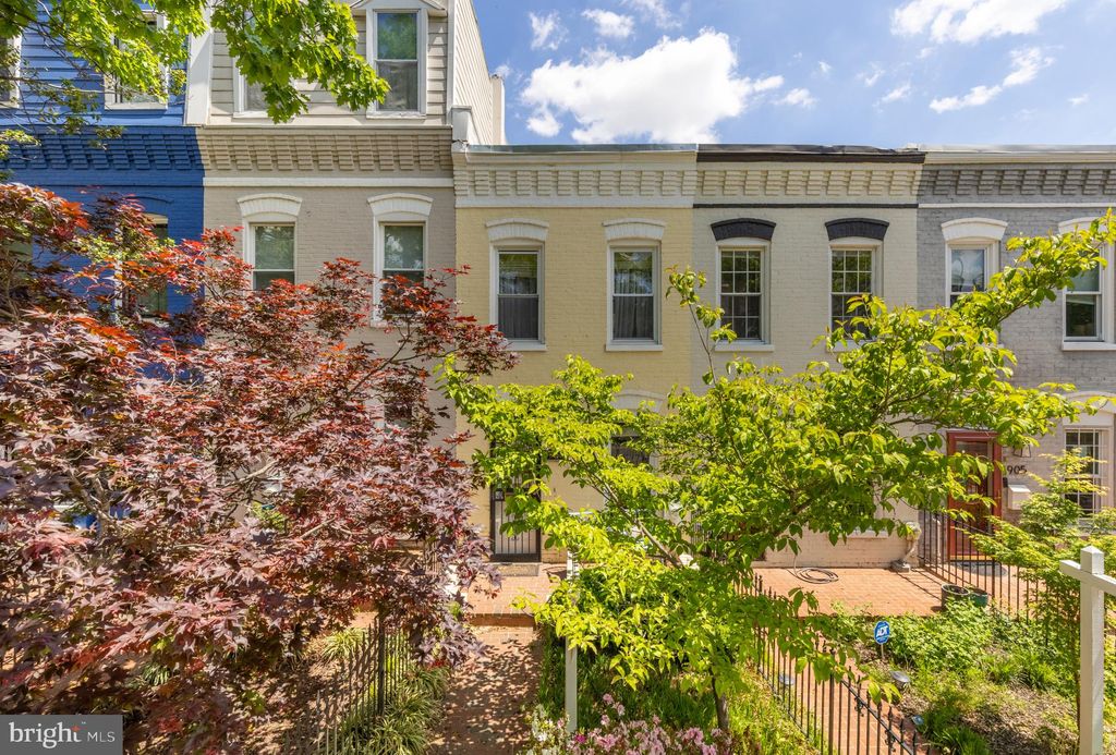 Photo of 909 8th Street NE, WASHINGTON, DC 20002 (MLS # DCDC2249194)