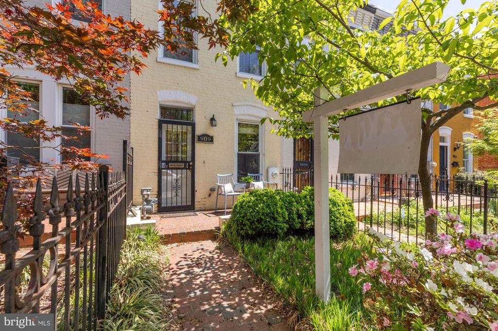 Photo of 909 8th Street NE, WASHINGTON, DC 20002 (MLS # DCDC2249194)