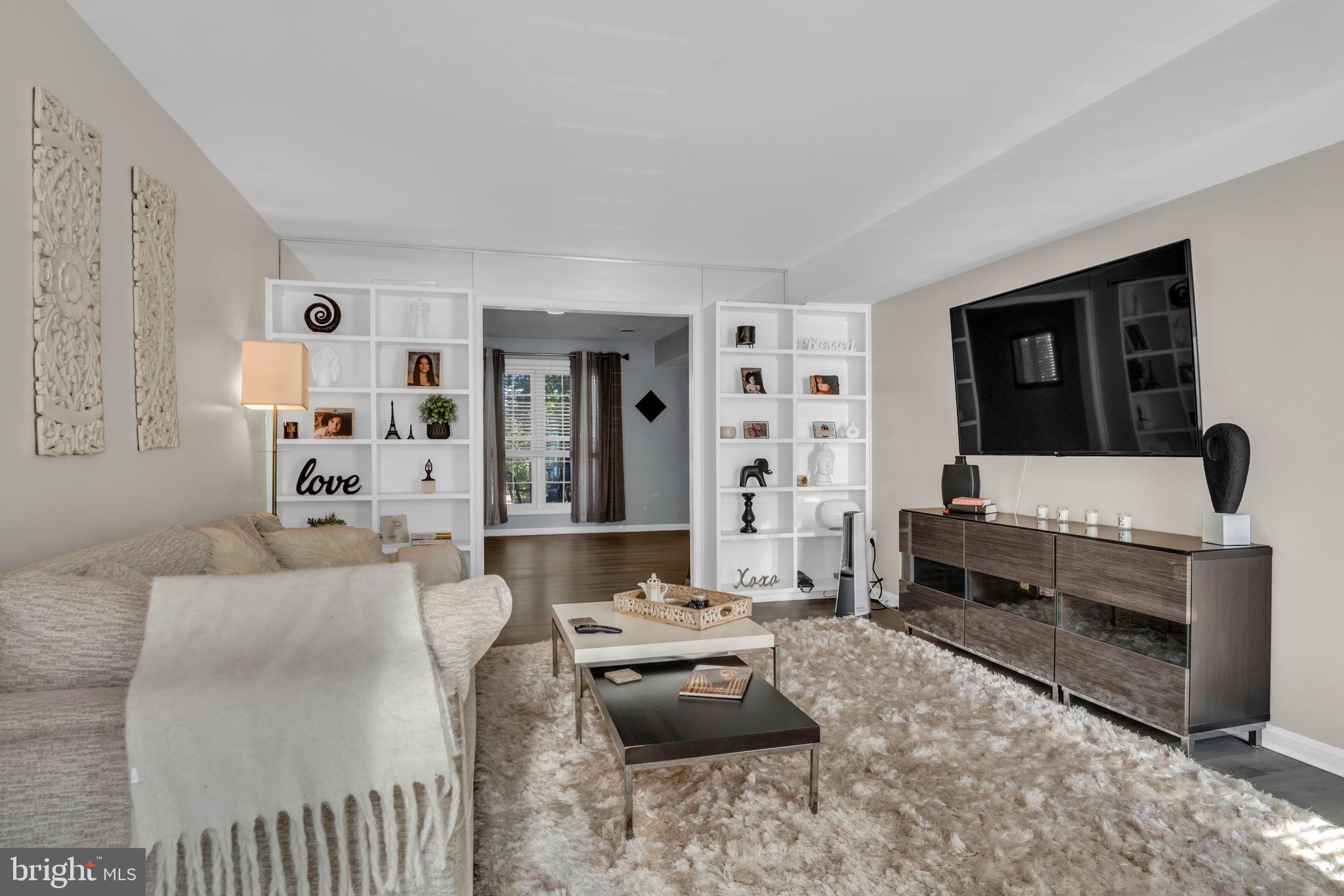 STANFORD COURT - Residential