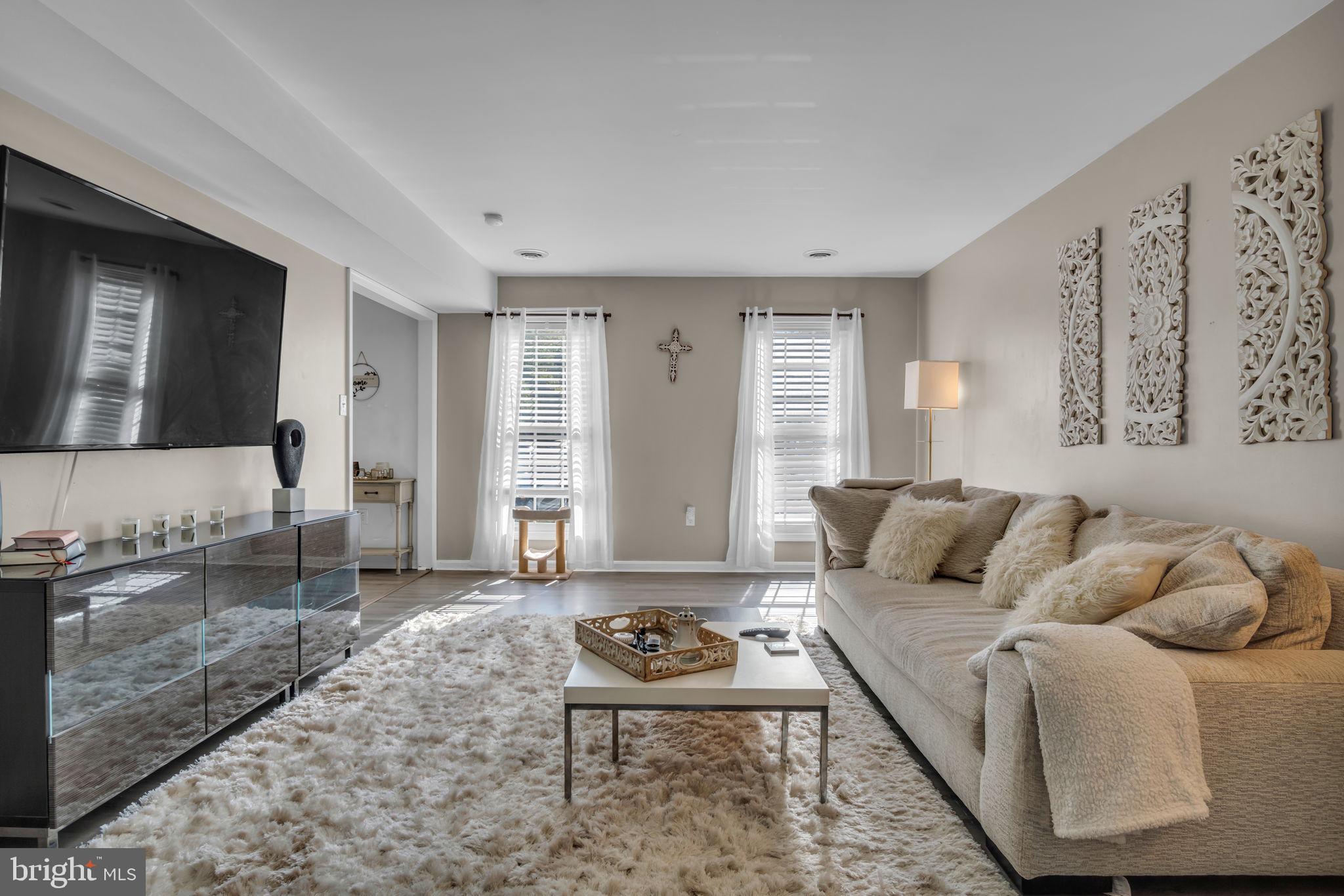 STANFORD COURT - Residential