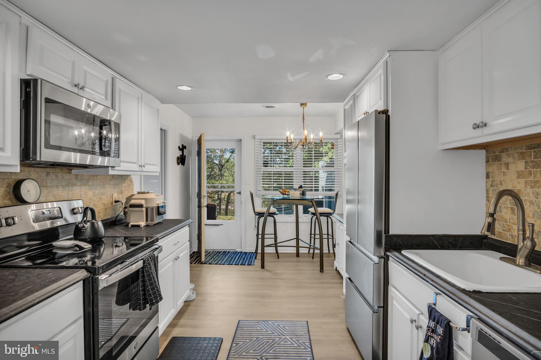 STANFORD COURT - Residential