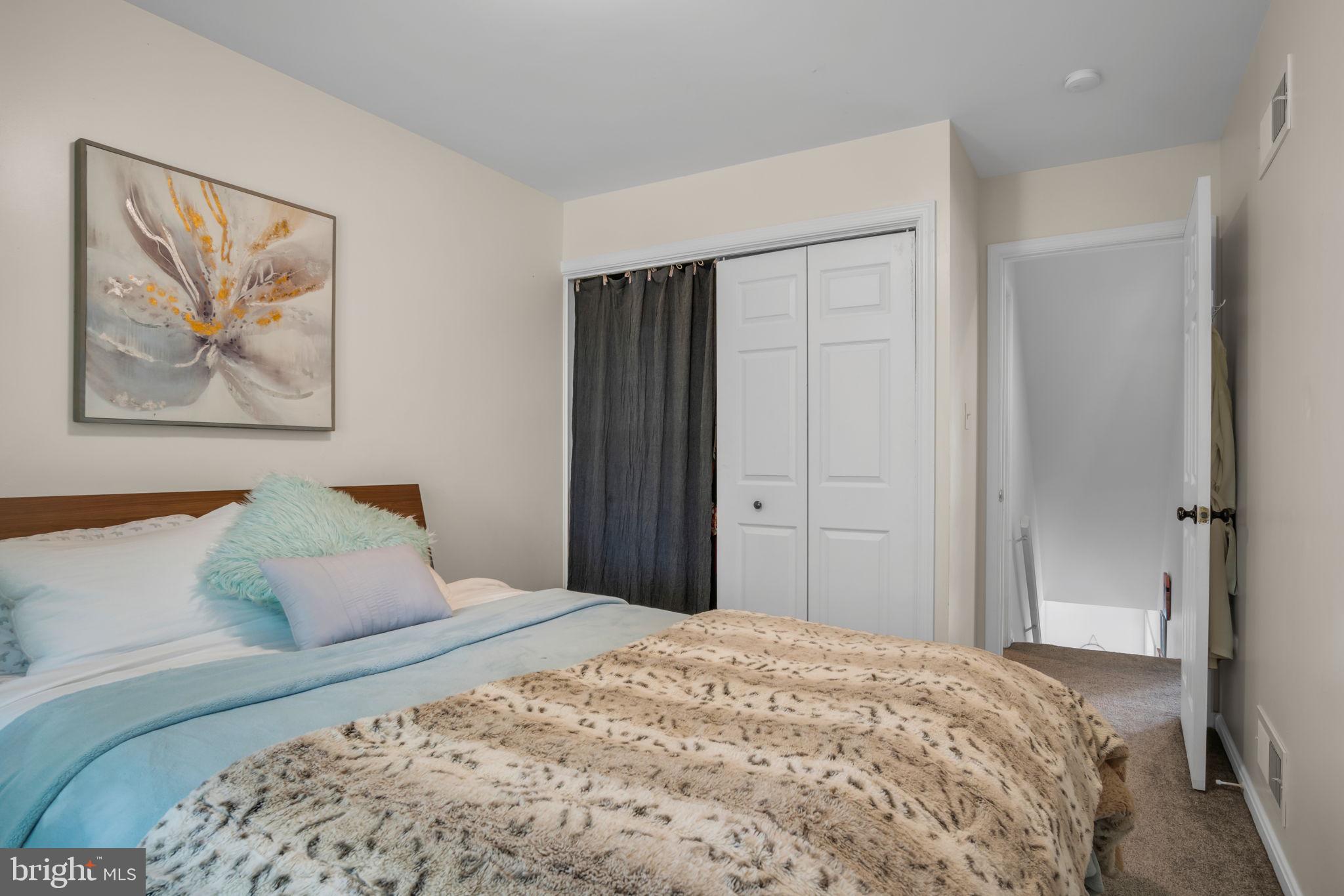 STANFORD COURT - Residential