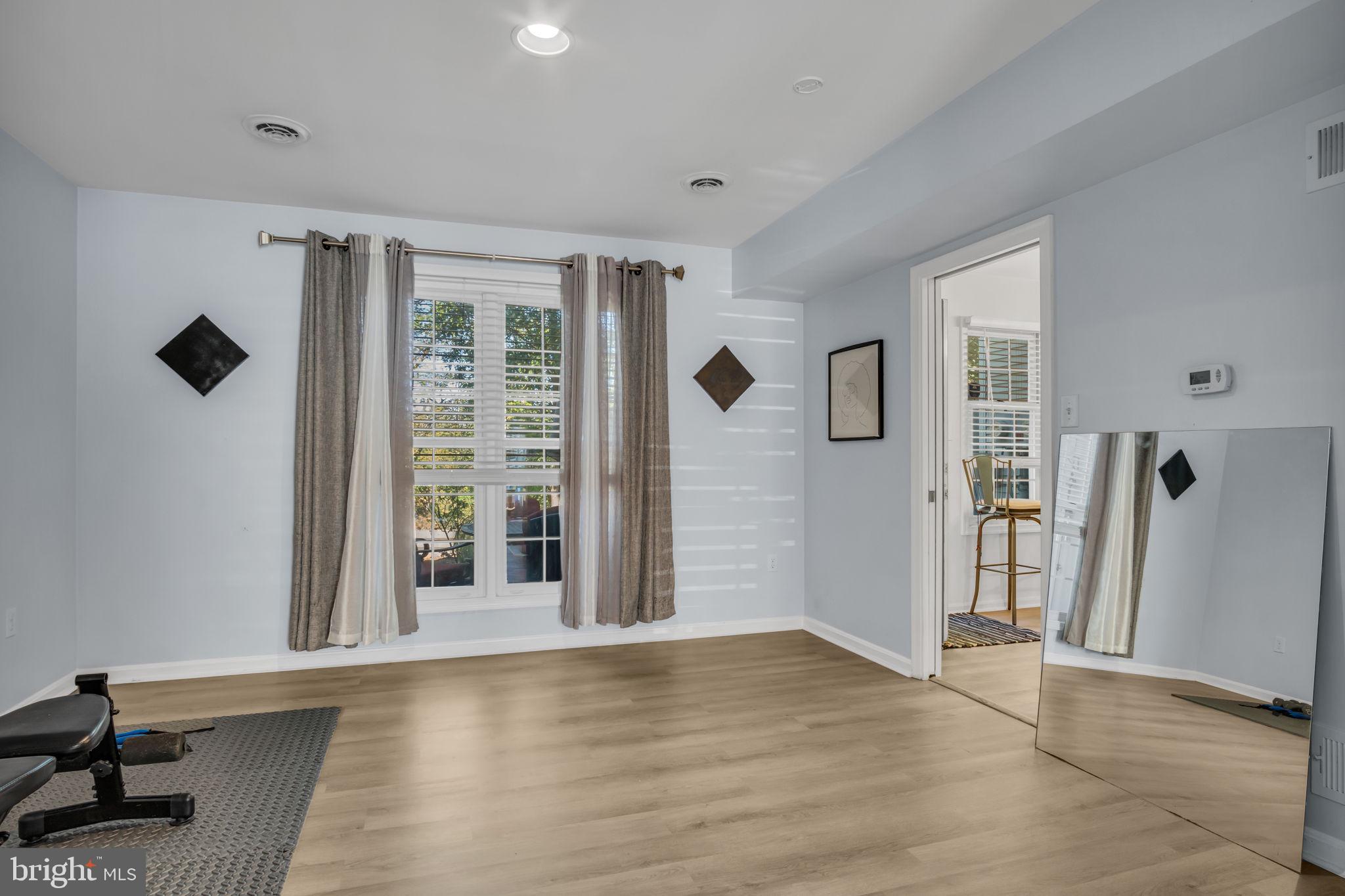 STANFORD COURT - Residential