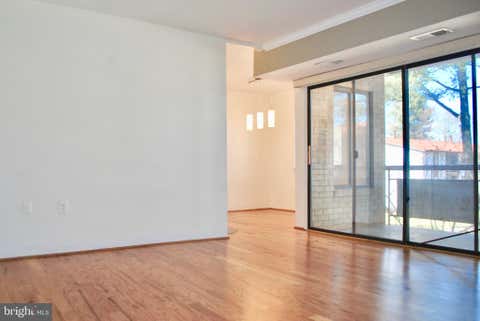 Condo For Rent - 2850 Dover Lane #203<br/> Fairfax County, FALLS CHURCH, VA 22042