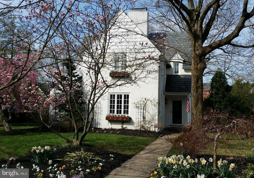 Charming Storybook Cottage on prof. landscaped lot, one block from Lakes. Ornamental trees & English gardens surround. Copper window-boxes & Bevolo Gaslight adorn the exterior while Inside boasts extensive trimwork, archways & upgraded eat-in kitchen with granite & SS appl. Features: New windows, 2-Zone H/E HVAC, light-filled Sun Rm, Fam Rm w/ gas FP, cathedral ceilings, plantation shutters.