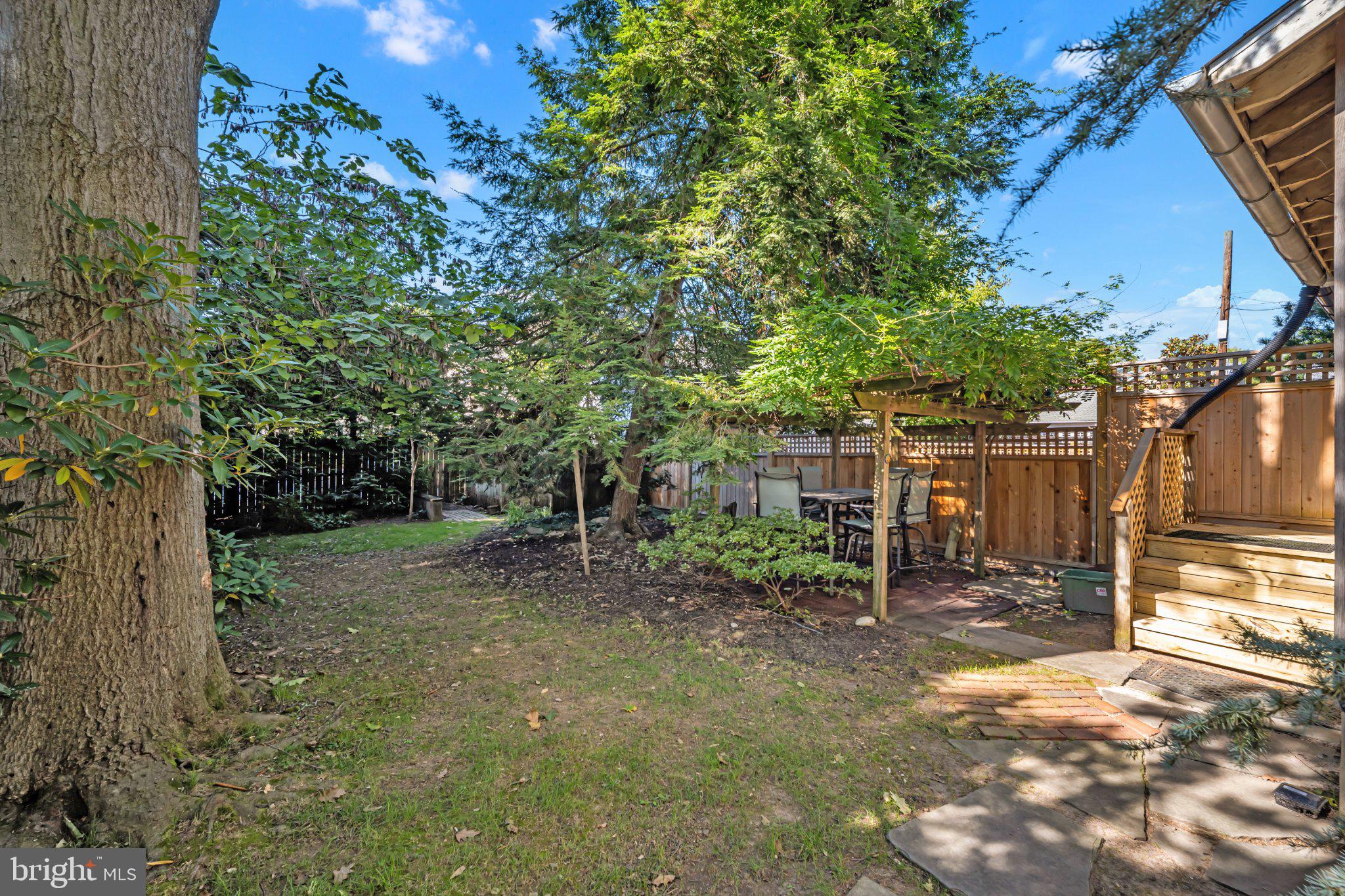 121 W OAKLAND AVENUE