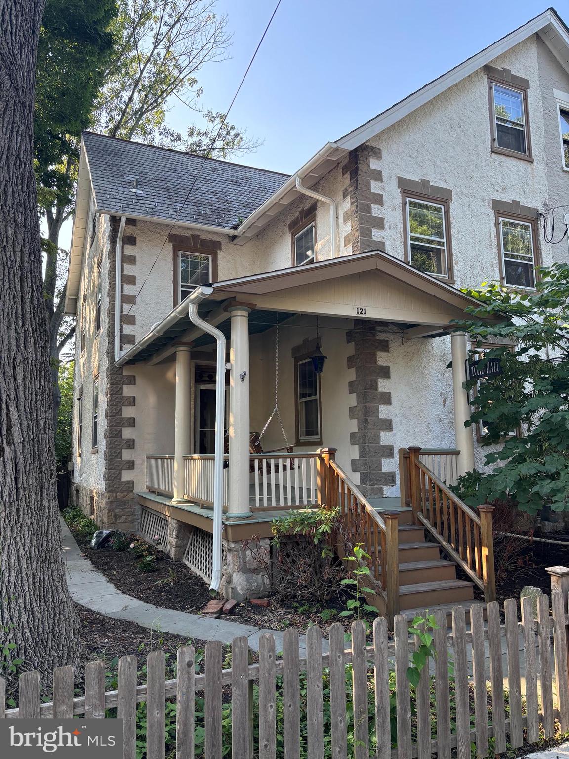 121 W OAKLAND AVENUE