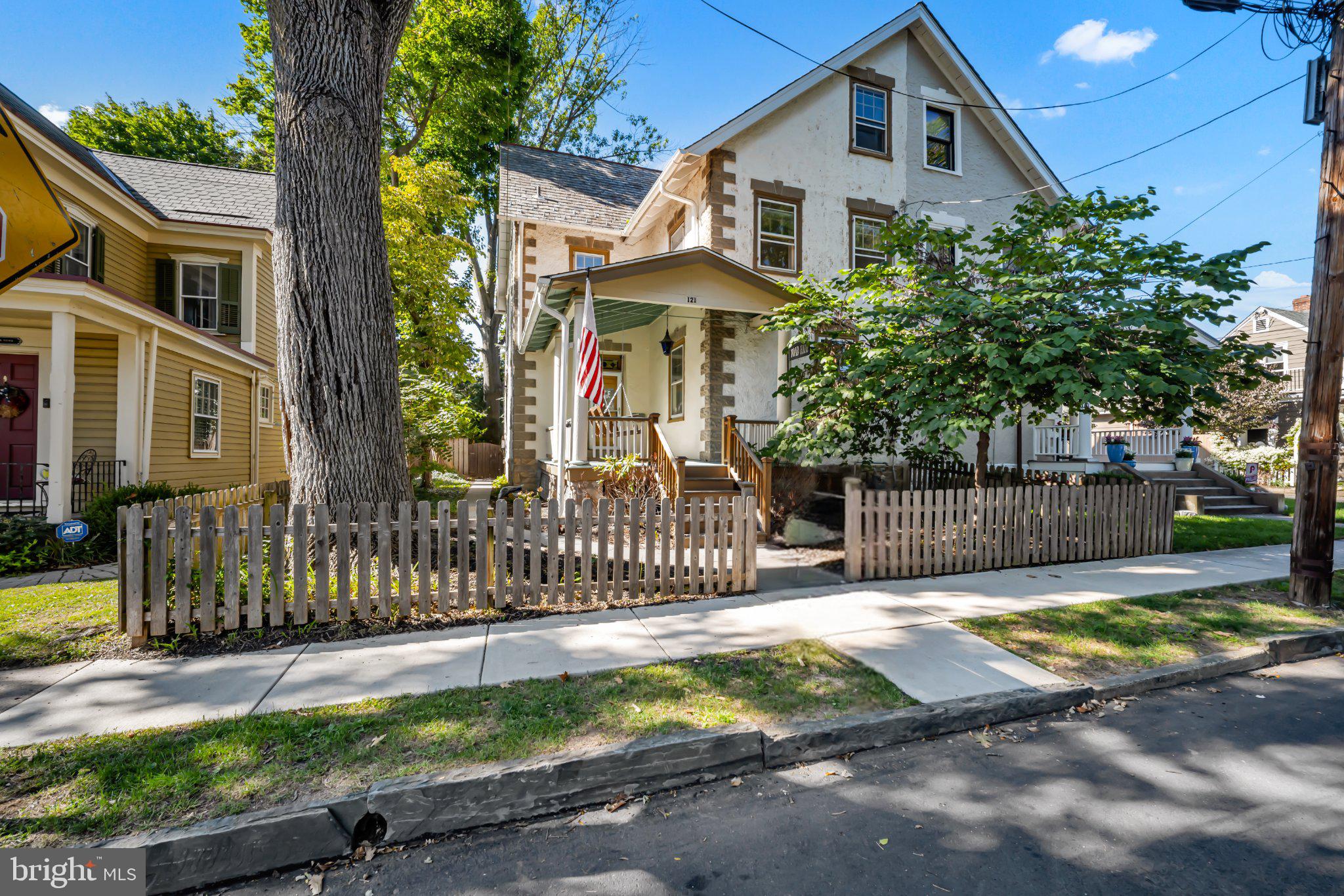121 W OAKLAND AVENUE