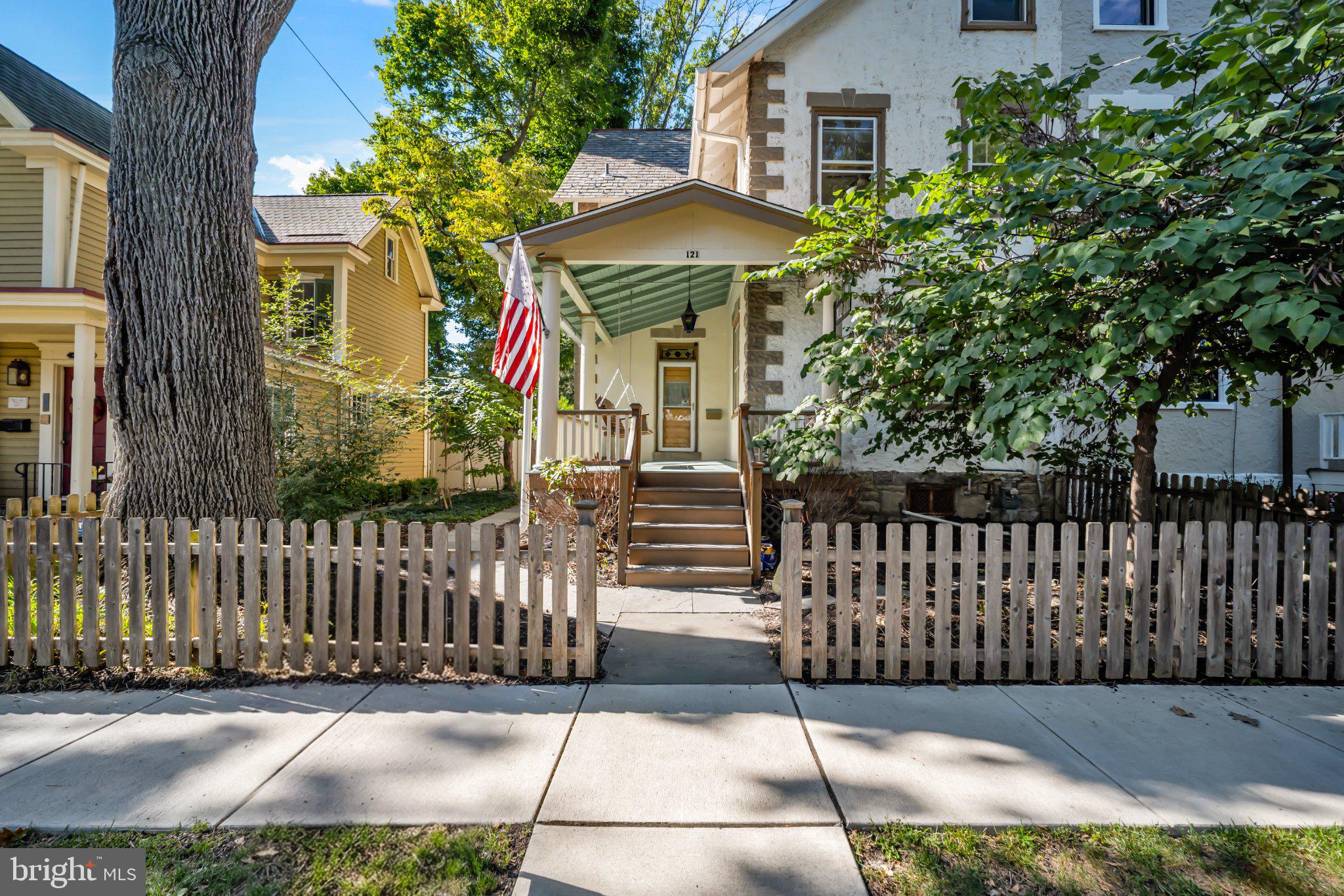 121 W OAKLAND AVENUE