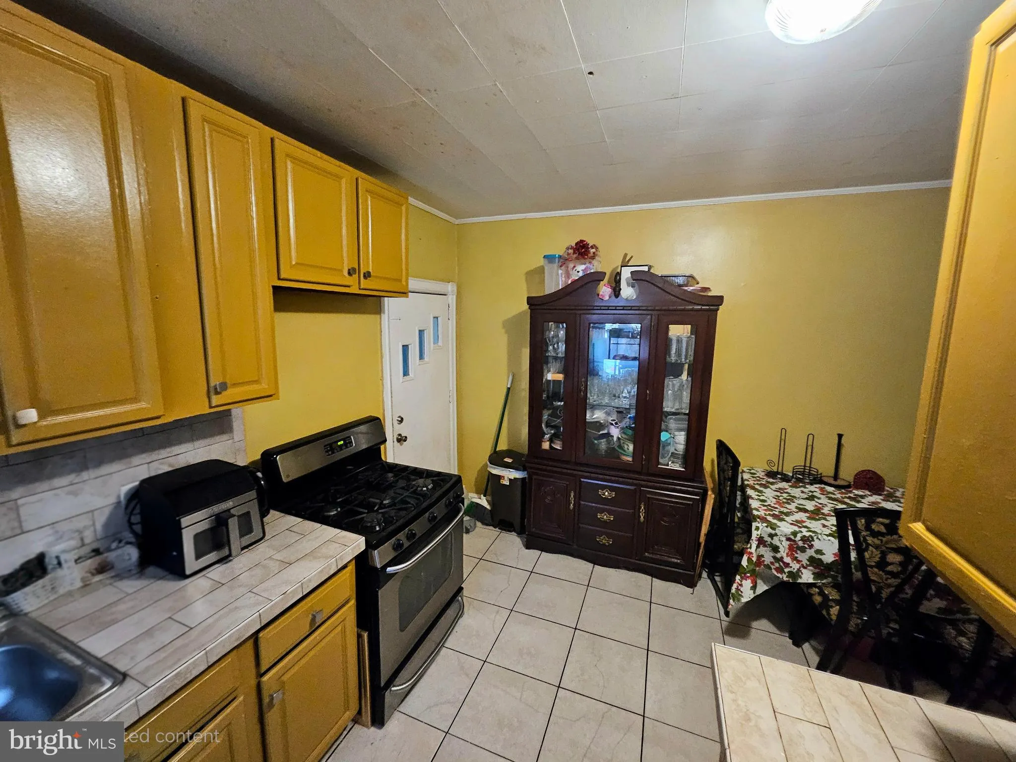 Trenton, New Jersey 08618, United States, 6 Bedrooms Bedrooms, ,3 BathroomsBathrooms,Residential,Active,205550