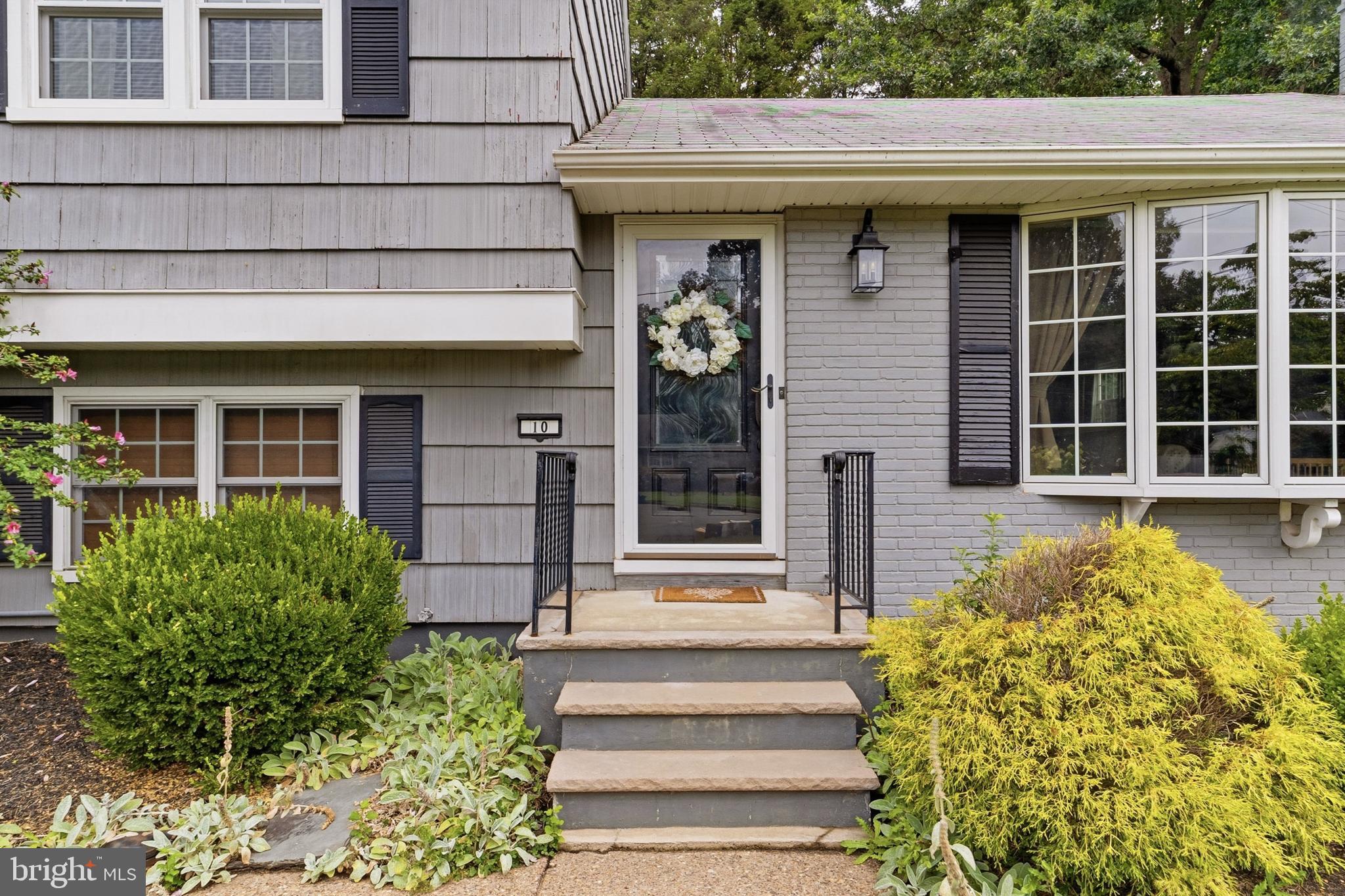10 BOXWOOD COURT