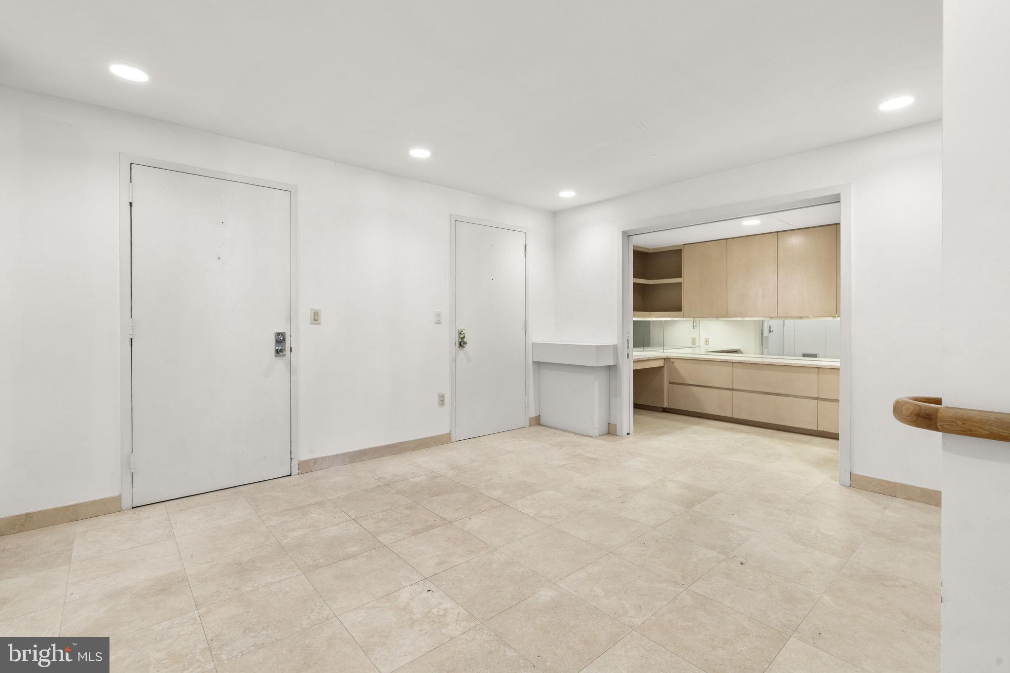 LOGAN SQUARE - Residential