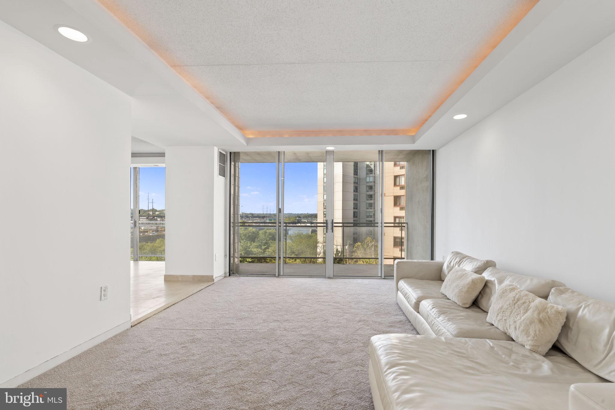 LOGAN SQUARE - Residential