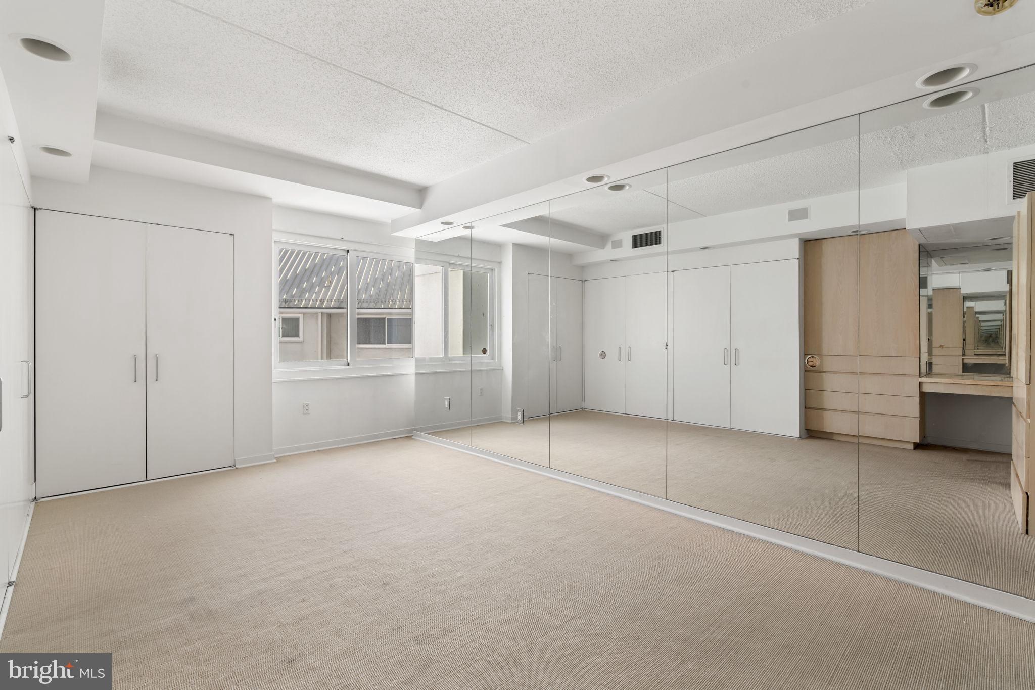 LOGAN SQUARE - Residential