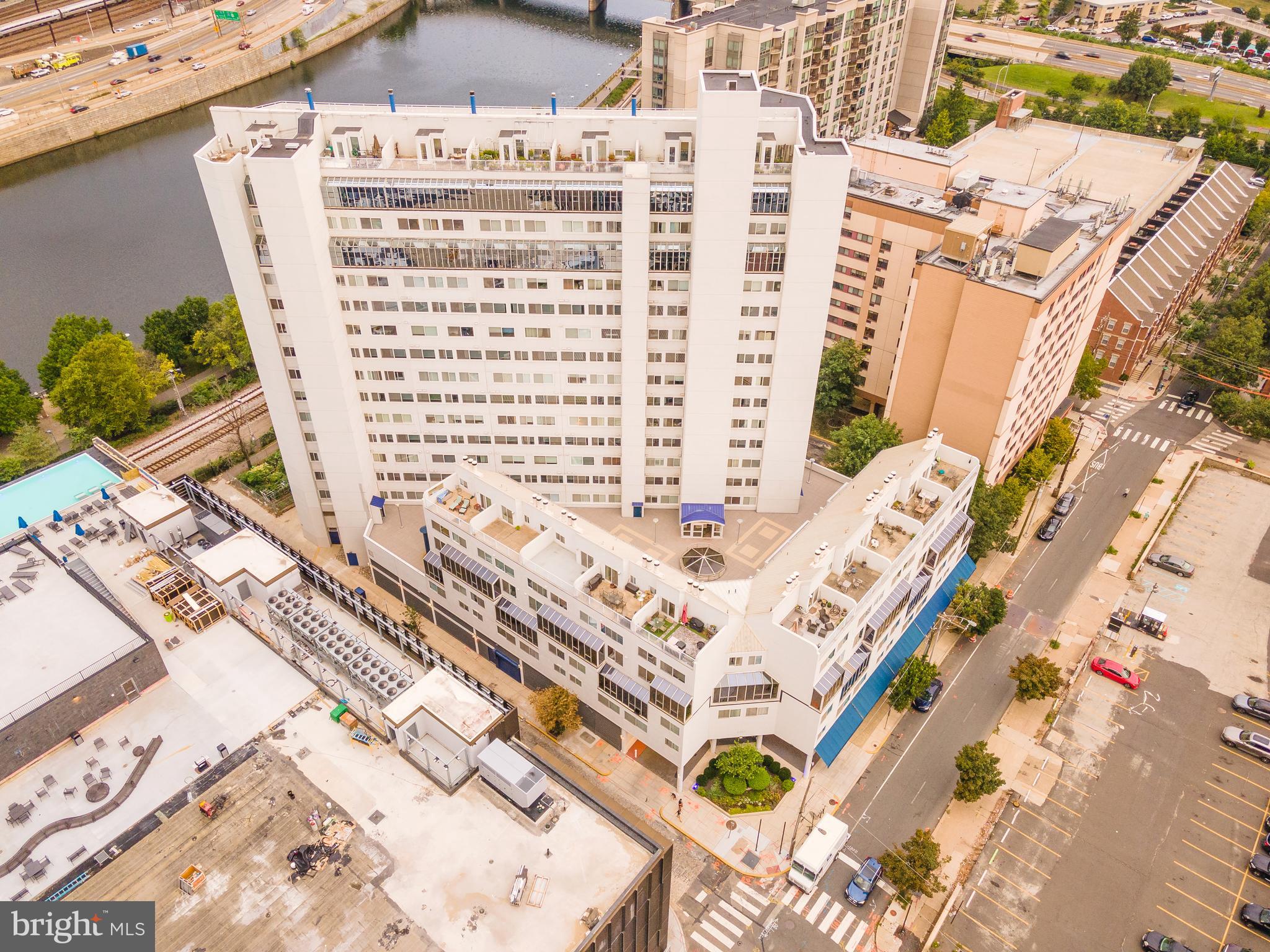 LOGAN SQUARE - Residential