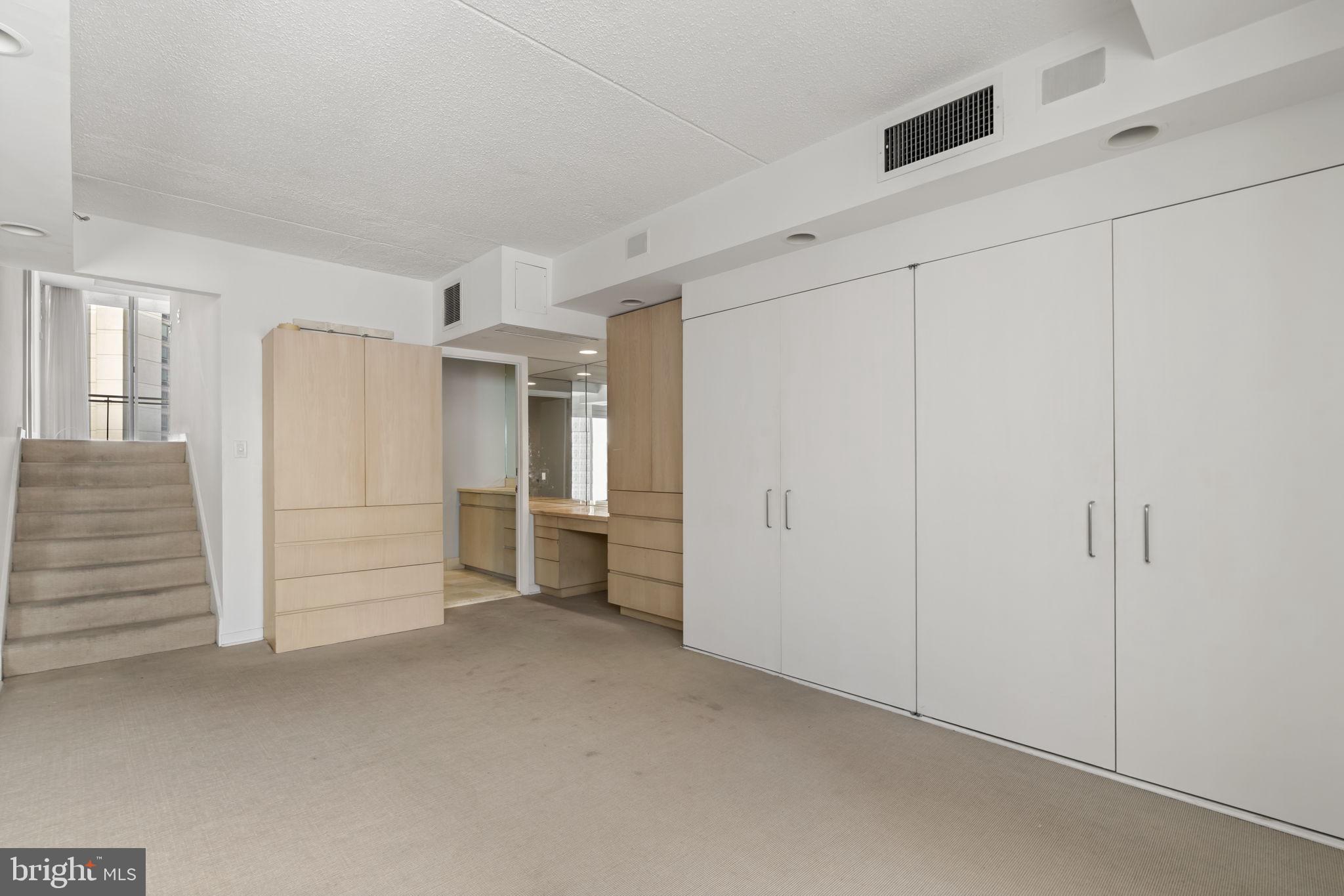 LOGAN SQUARE - Residential