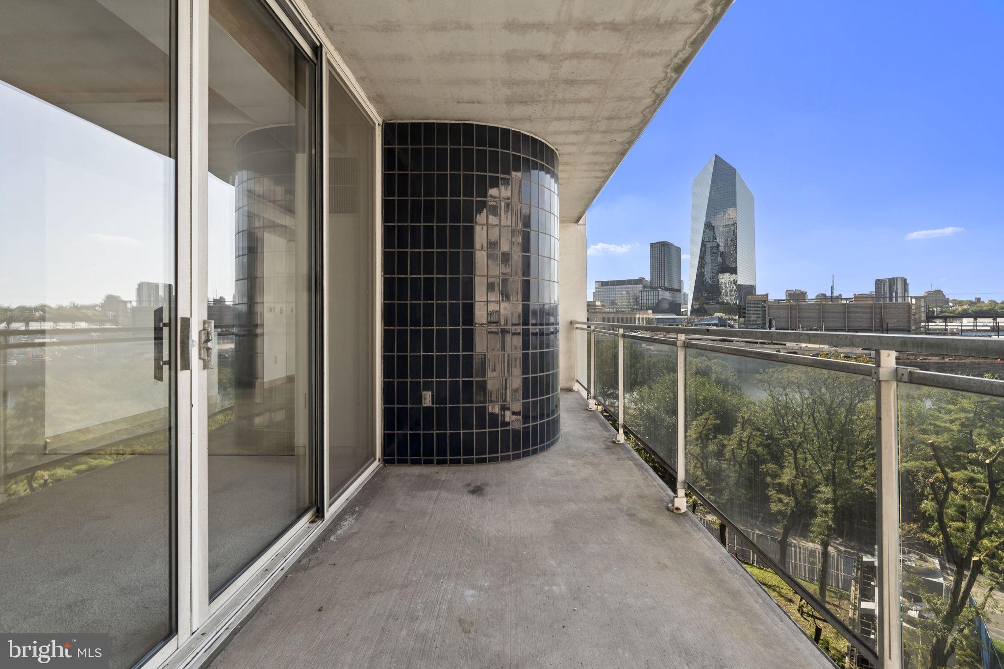 LOGAN SQUARE - Residential