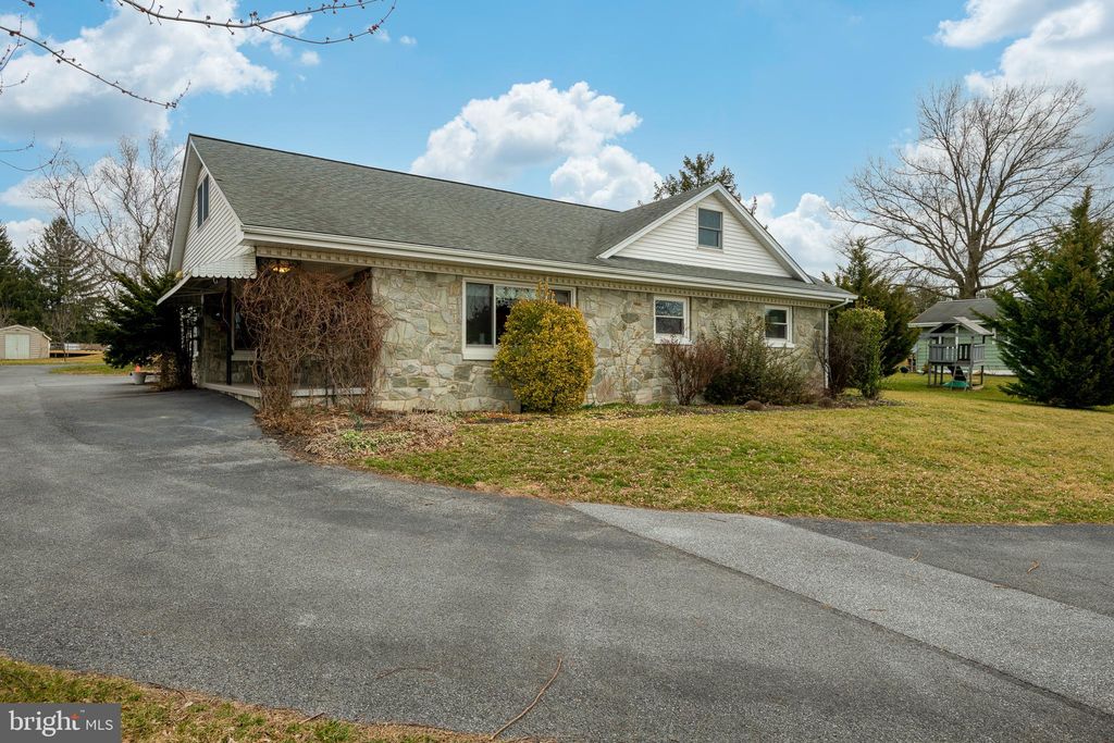 Photo of 202 N GRANDVIEW DR, MANHEIM, PA 17545 (MLS # PALA2030026)