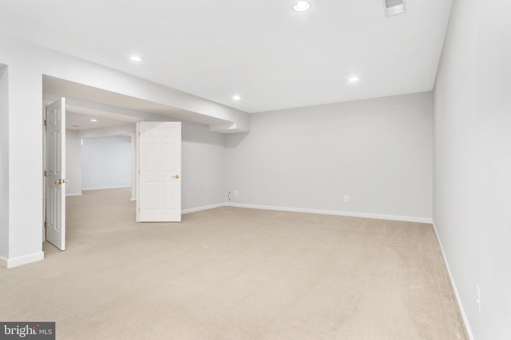 PARADISE MANOR - Residential