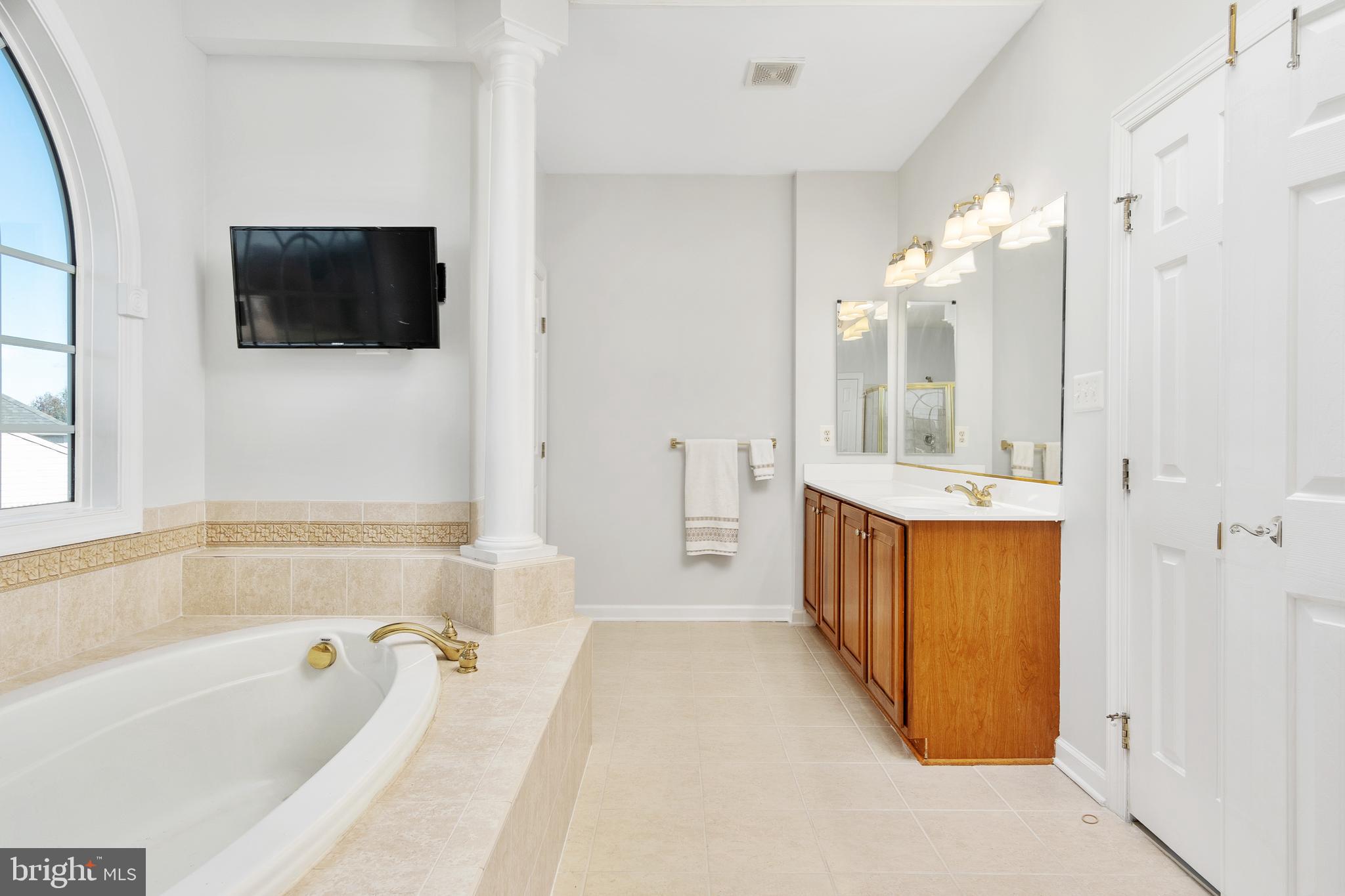 PARADISE MANOR - Residential