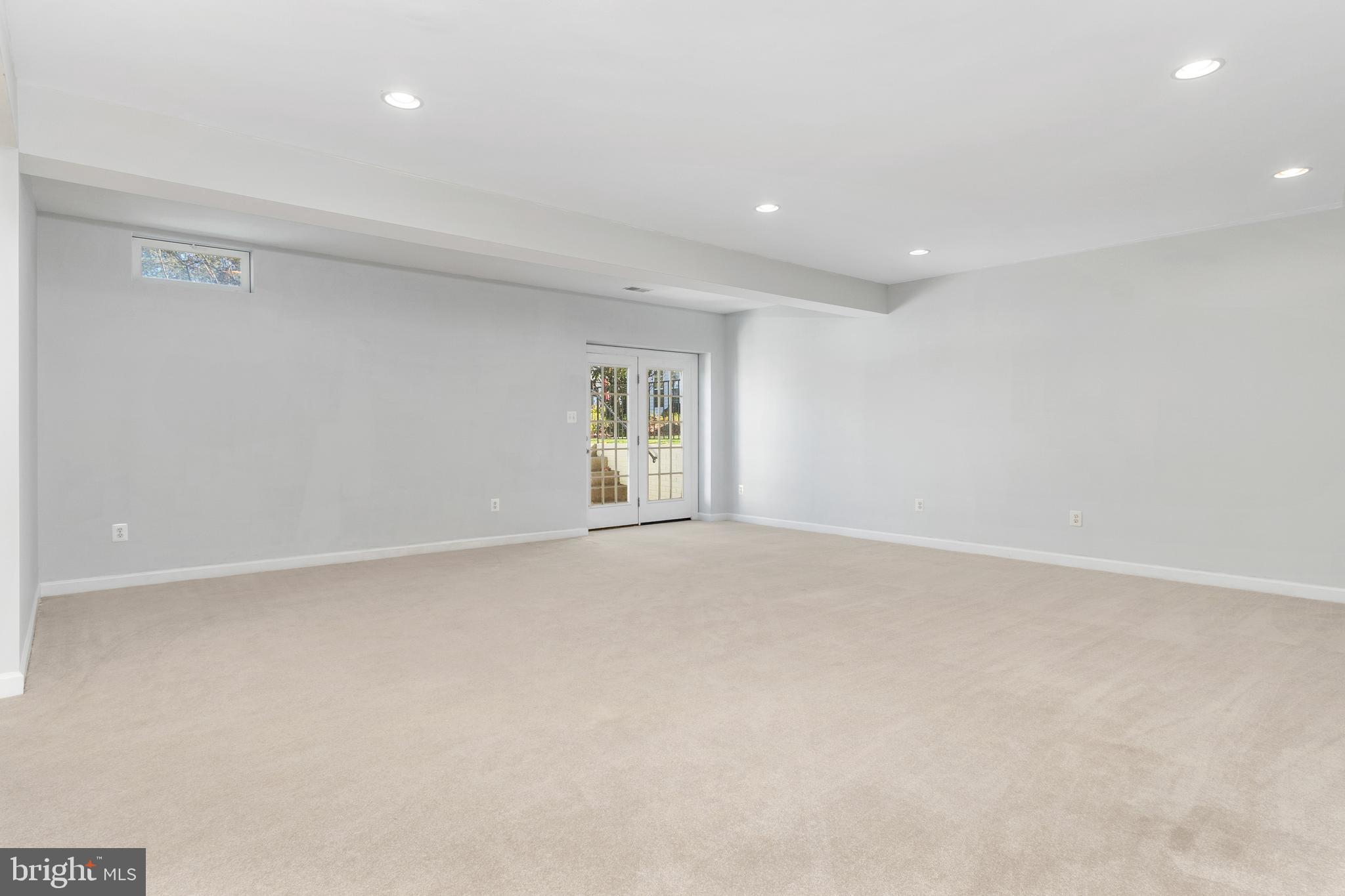 PARADISE MANOR - Residential