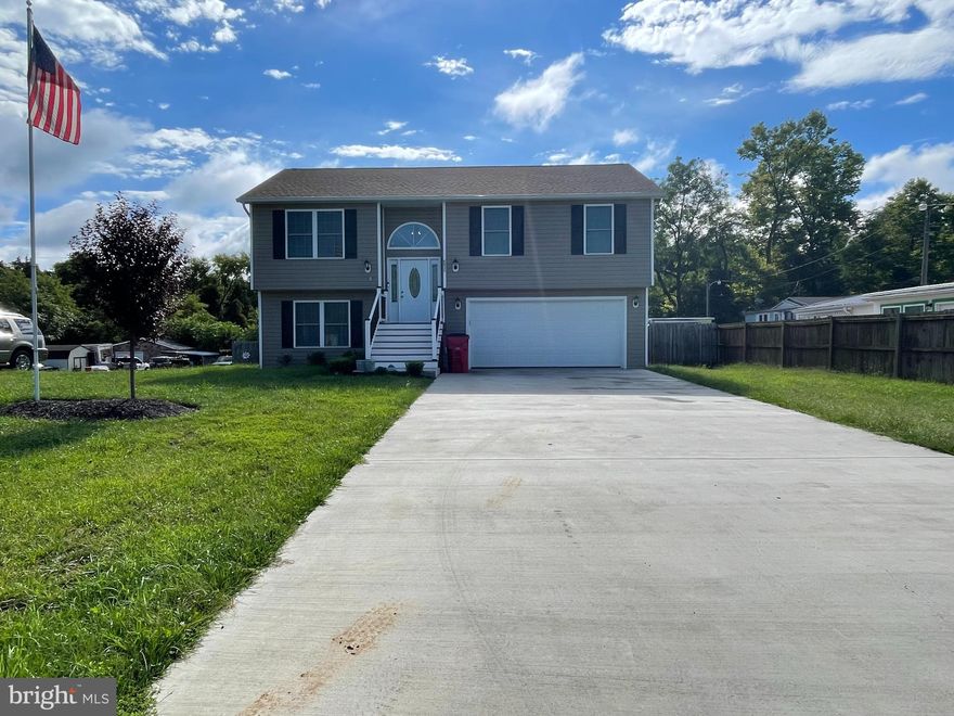 Nice single house for rent, conveniently located in Inwood. Private wood fence in the backyard. 
Ready for move-in, please don't miss the opportunity to go see it! Must See!!