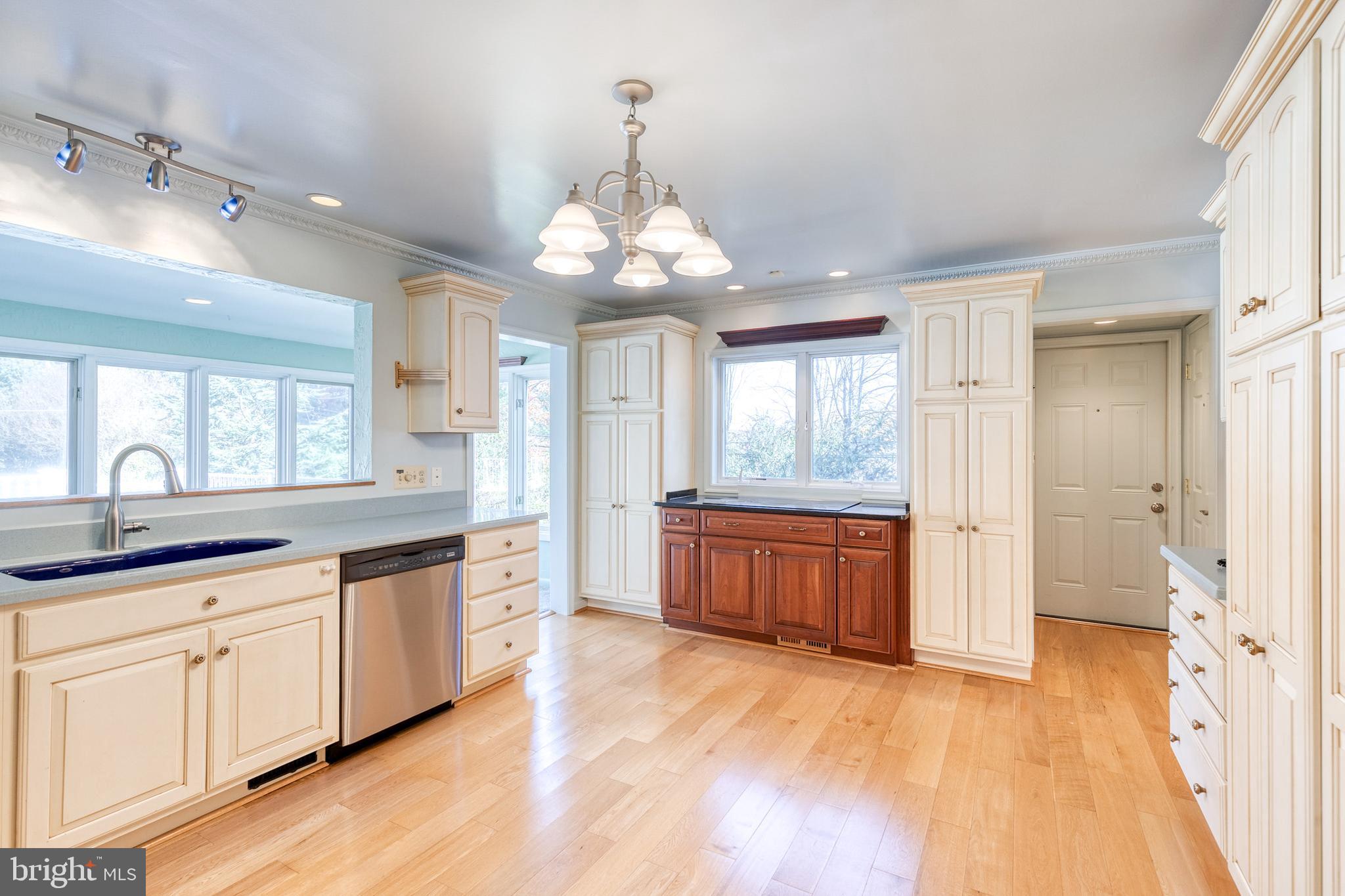 HAMPTON VILLAGE - Residential