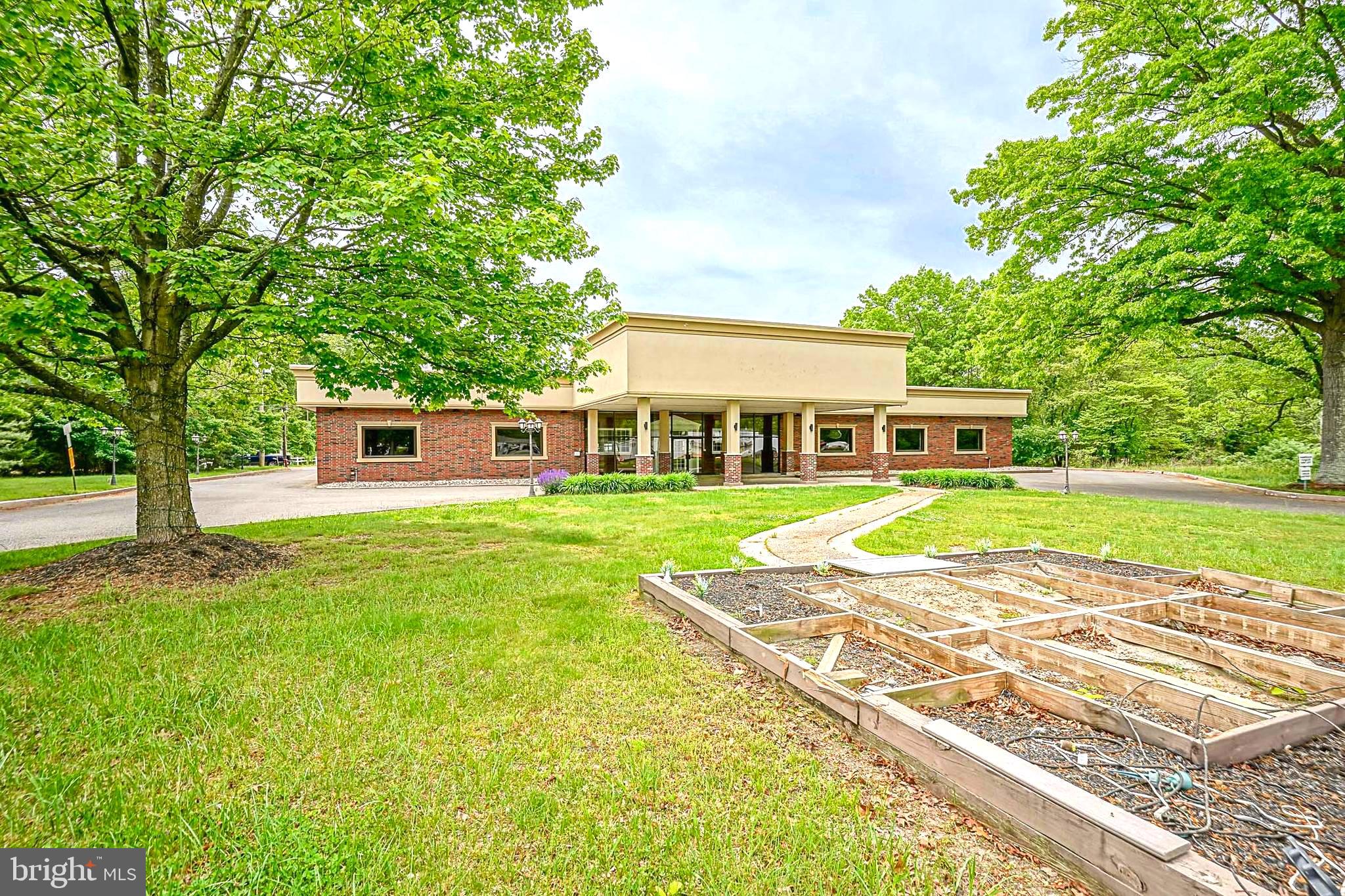 1351 N BLACK HORSE PK