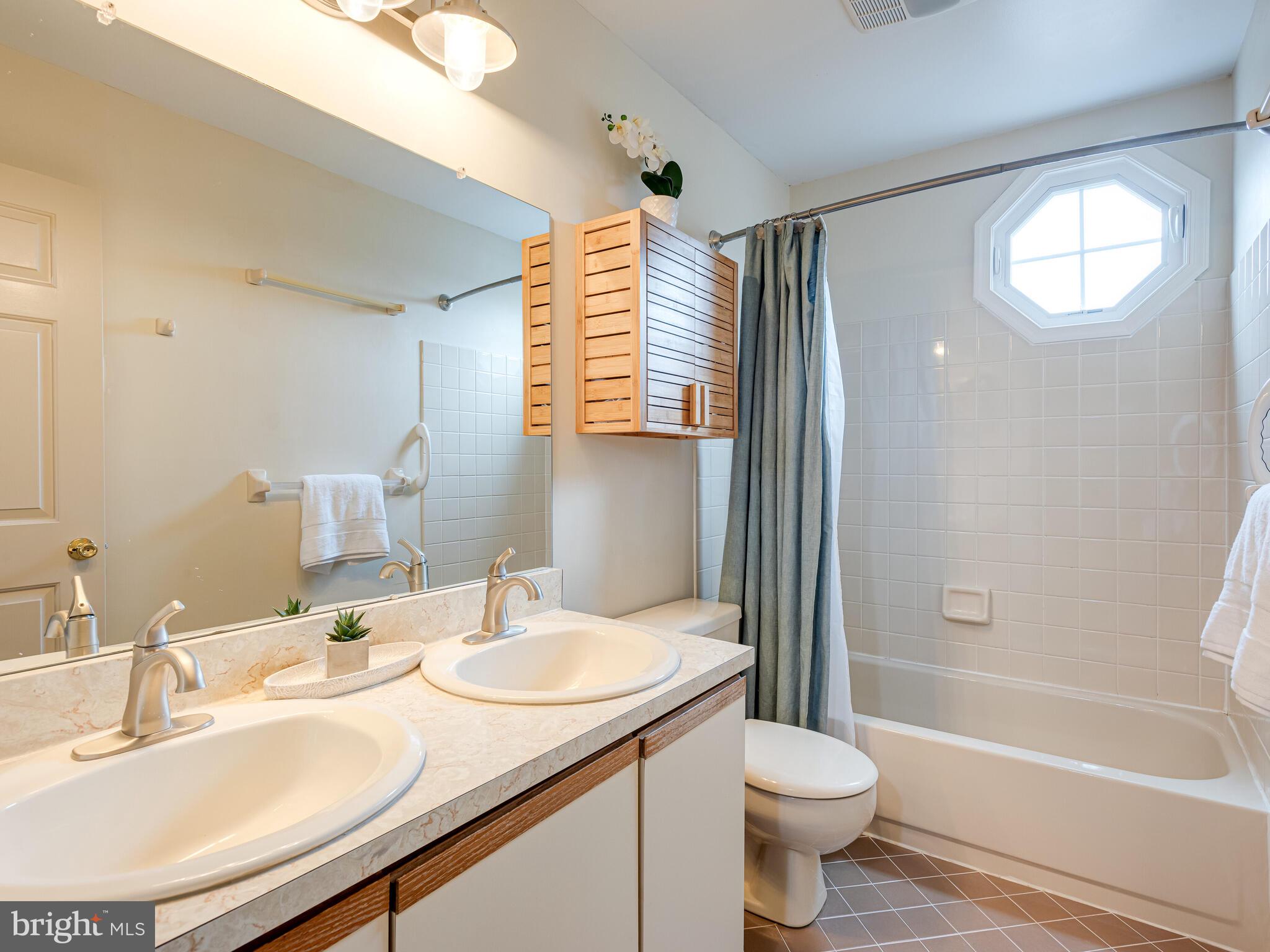 ROLLING HILLS - Residential