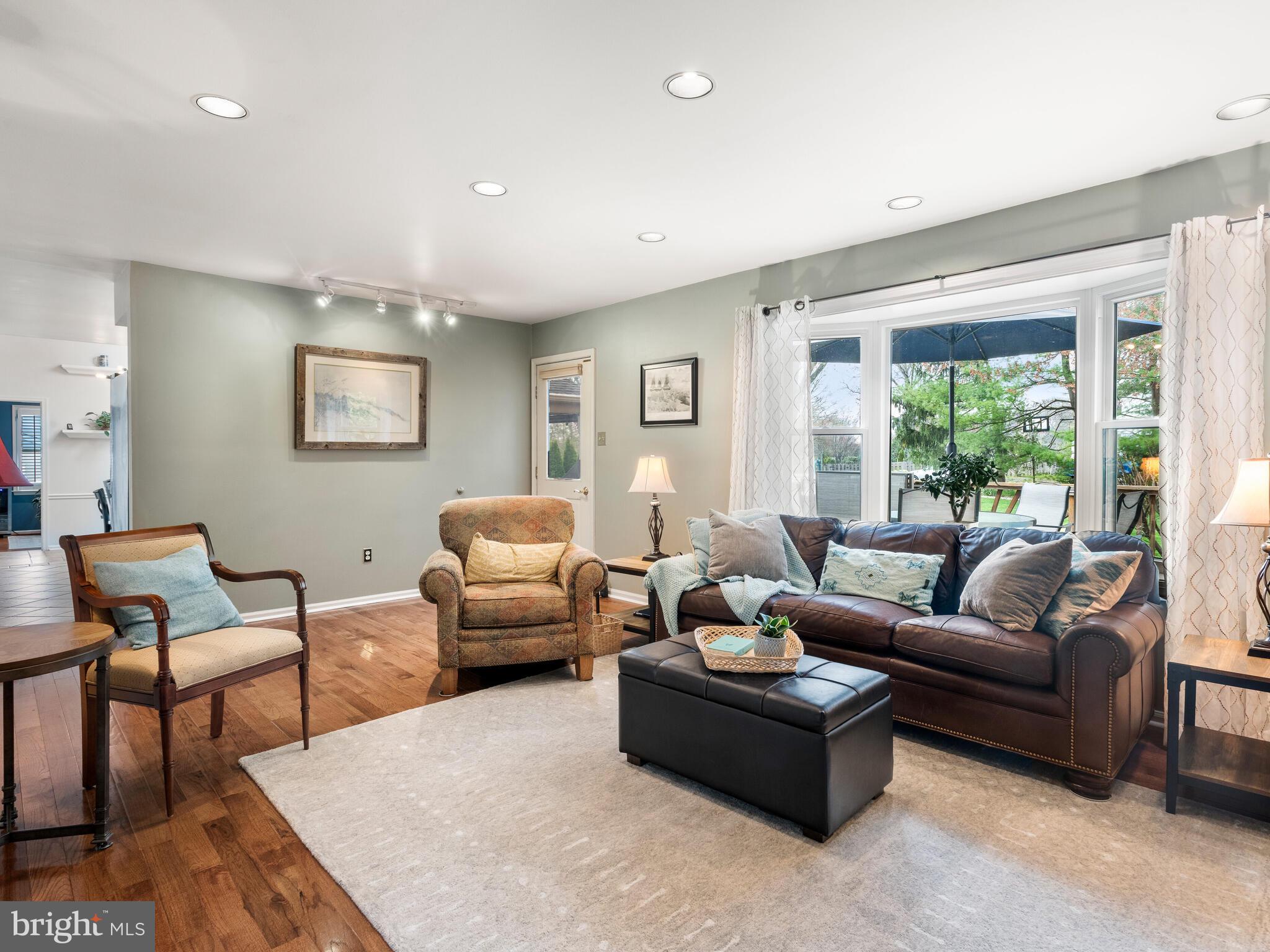 ROLLING HILLS - Residential