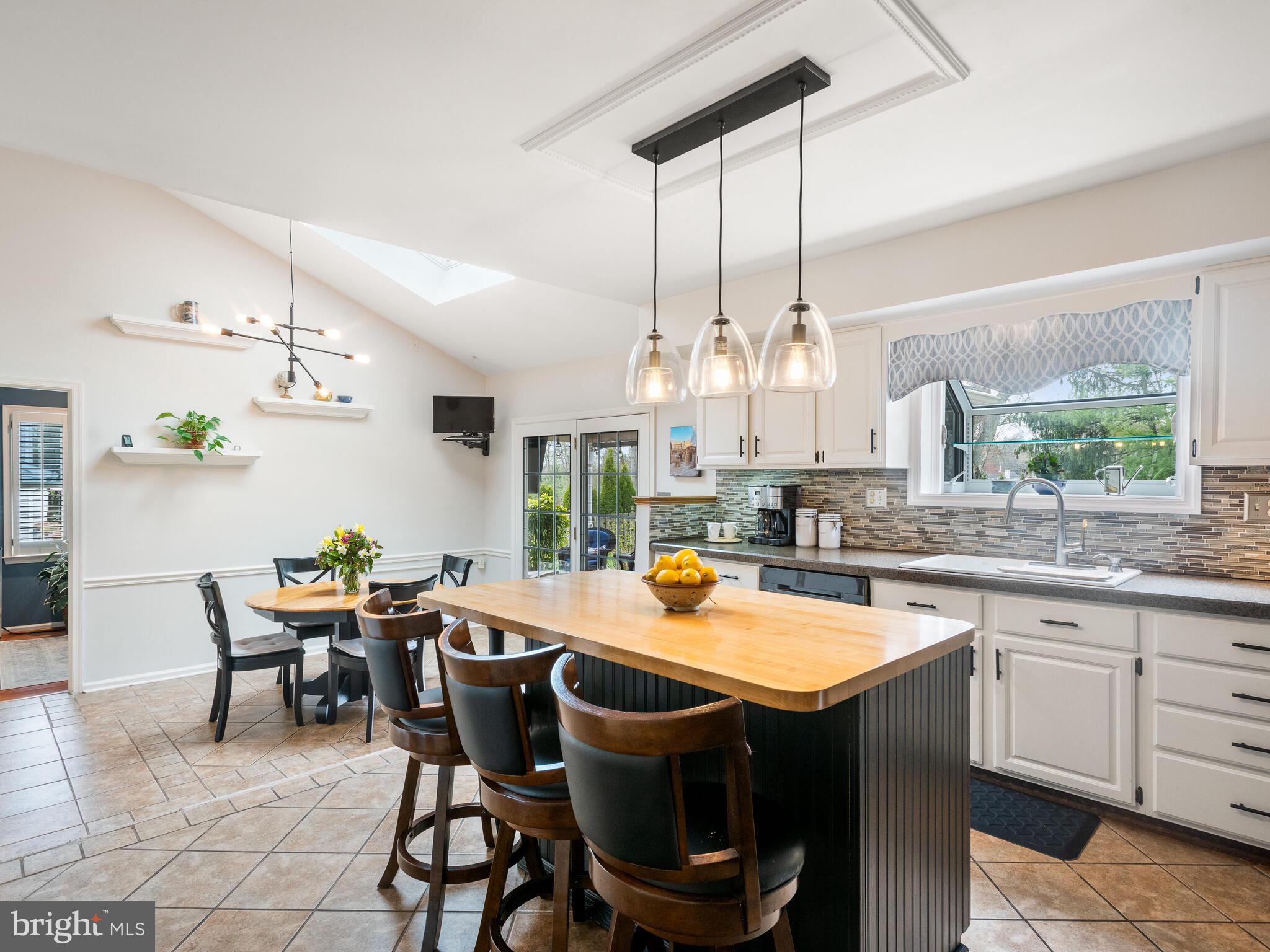 ROLLING HILLS - Residential