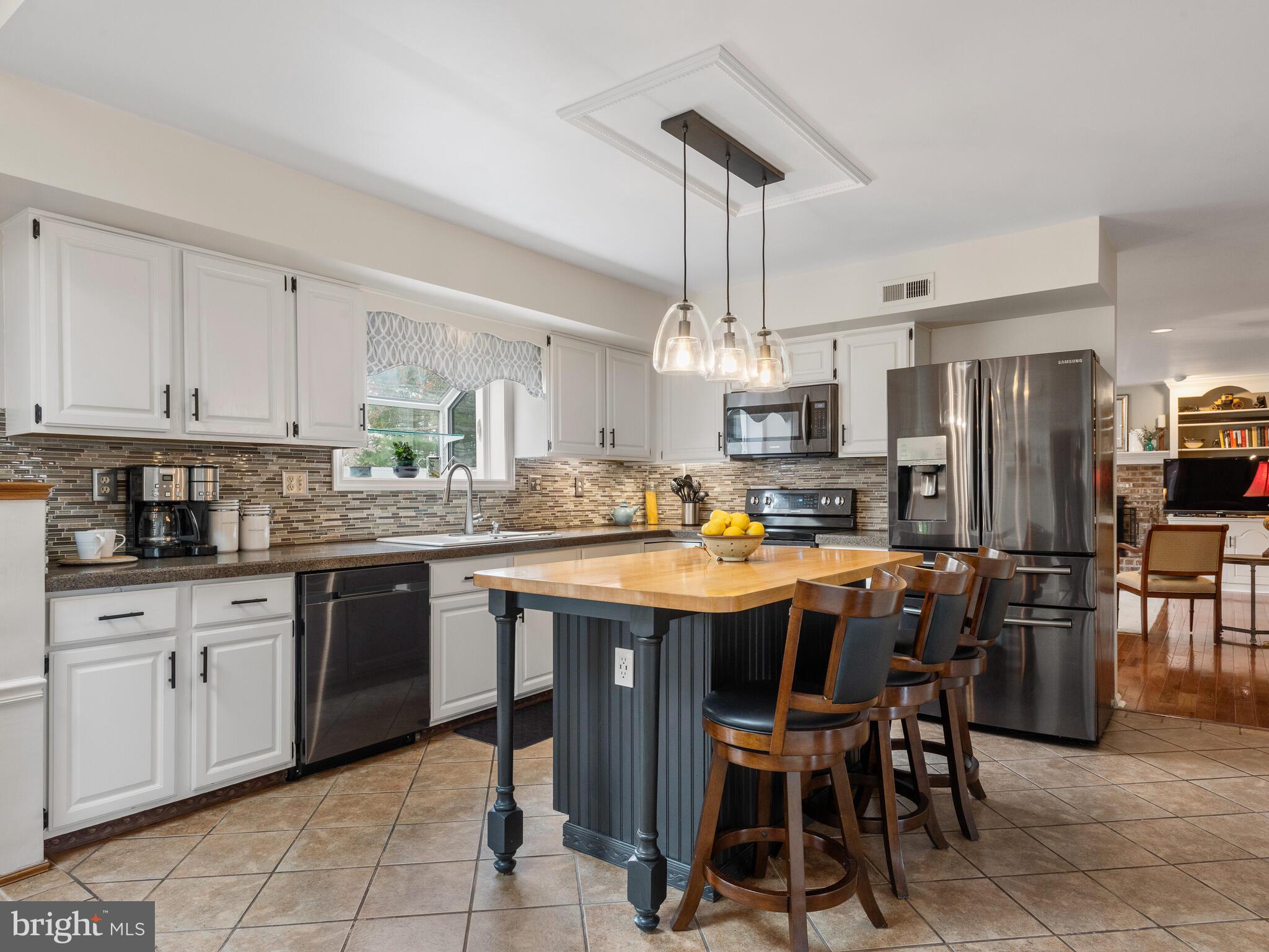 ROLLING HILLS - Residential