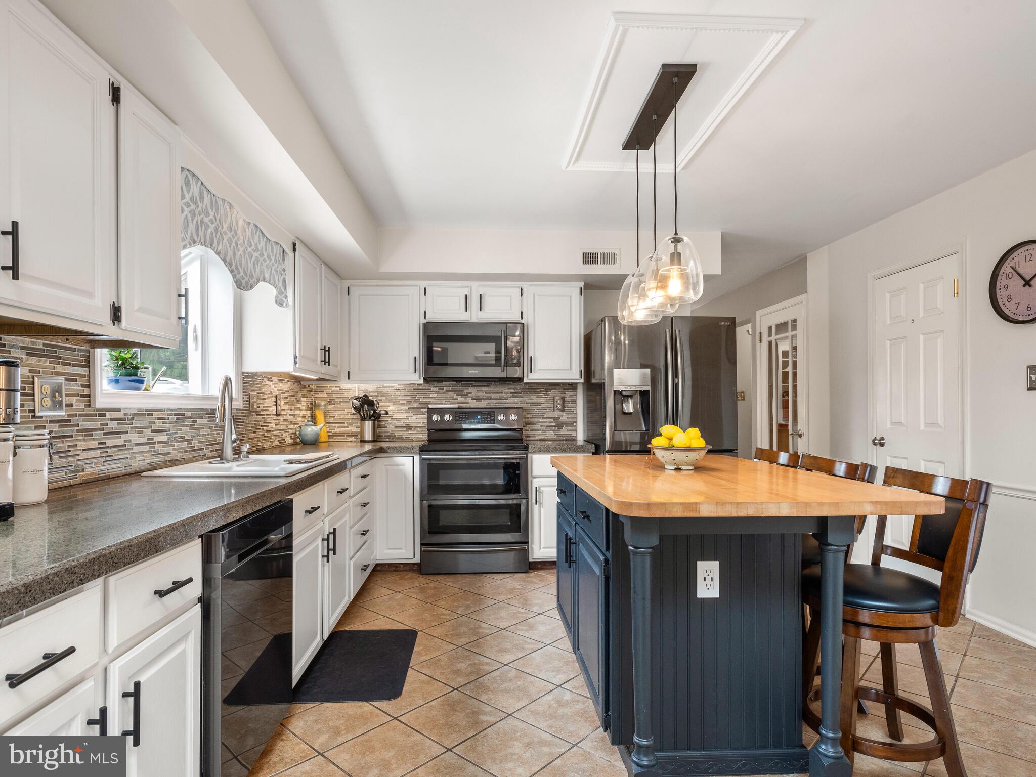 ROLLING HILLS - Residential