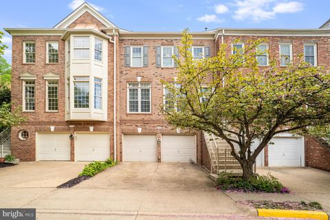 Photo of 9574 Lagersfield Circle, VIENNA, VA 22181 (MLS # VAFX2306892)