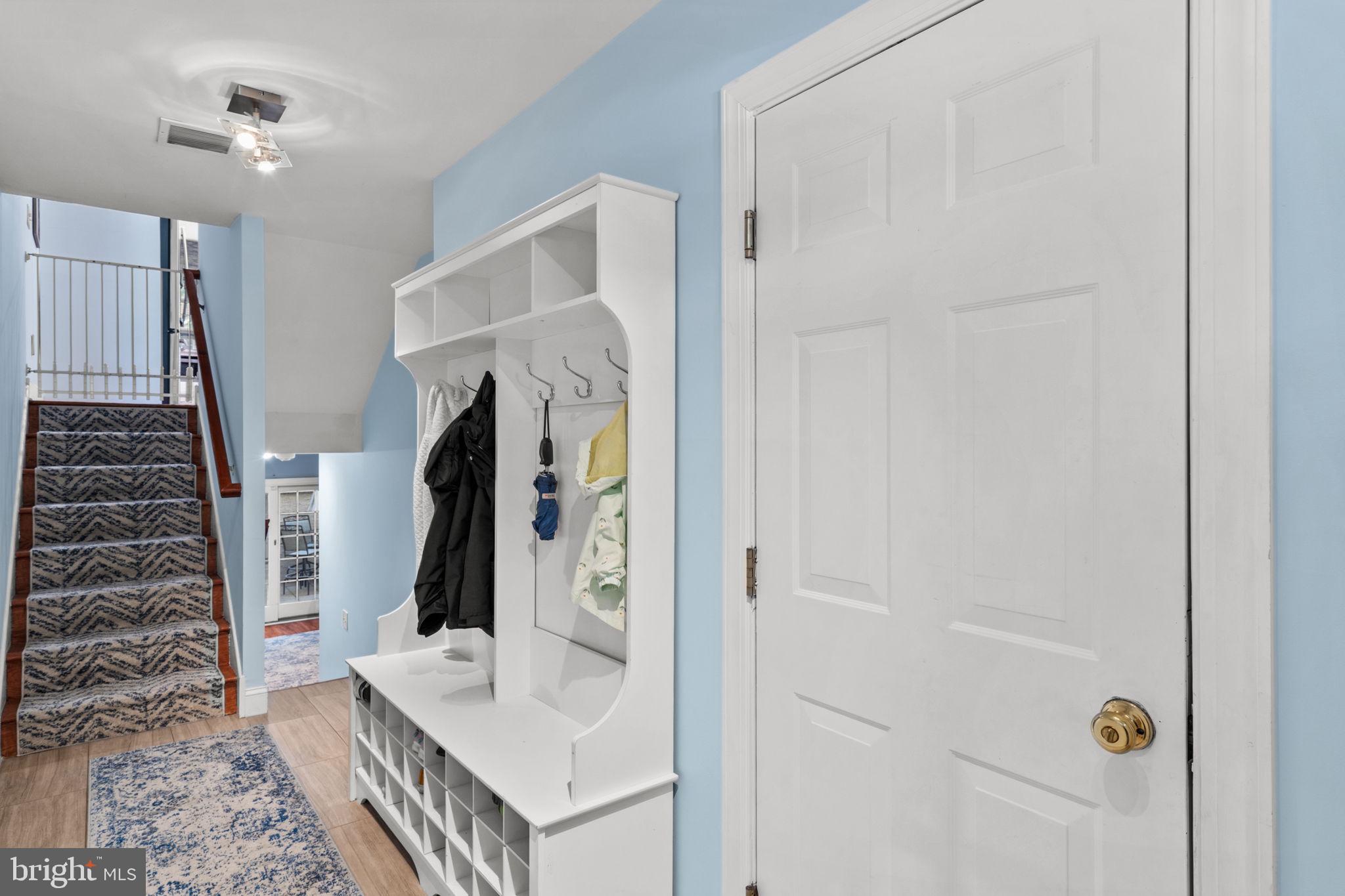 QUEEN VILLAGE - Residential