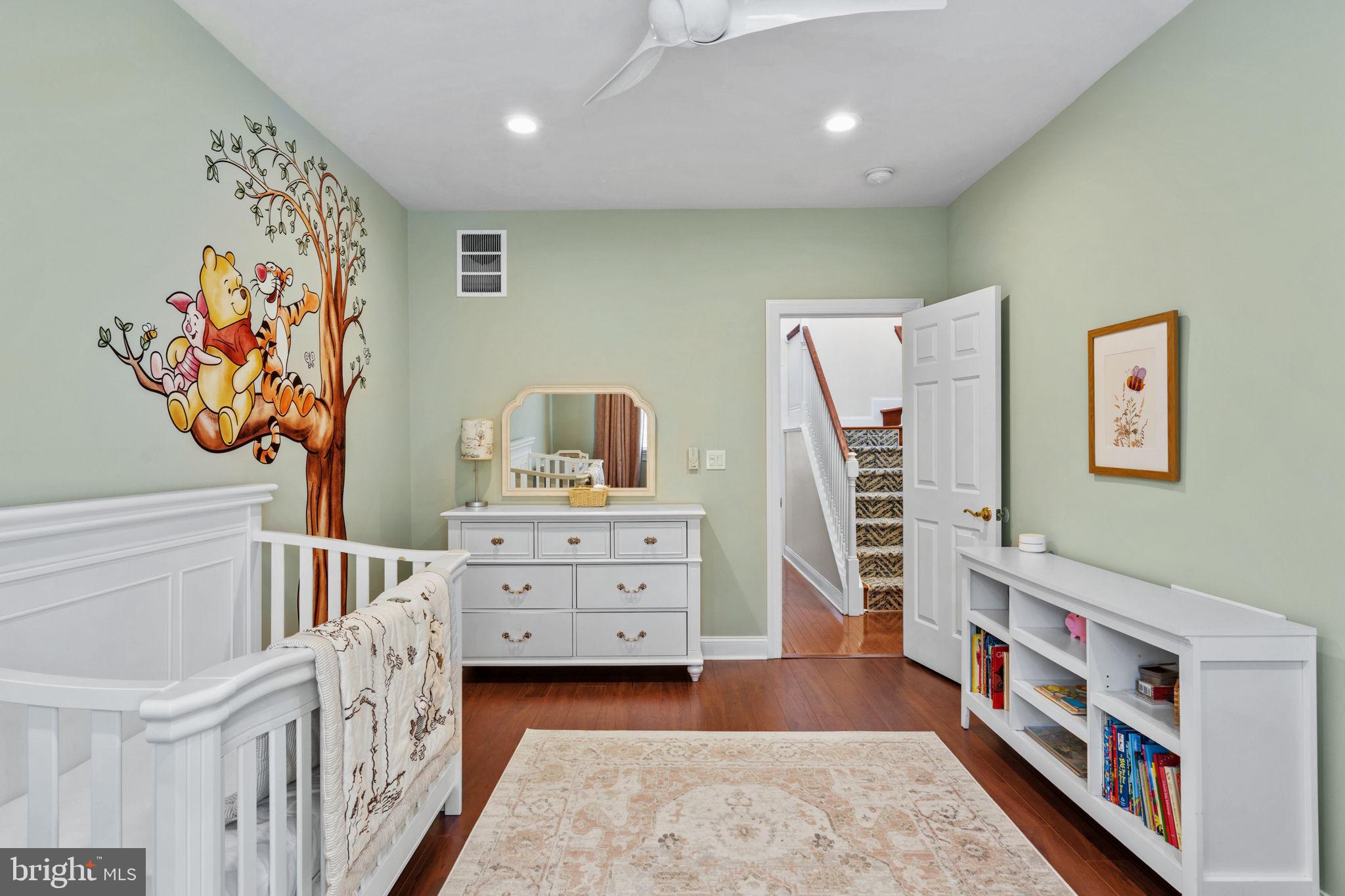 QUEEN VILLAGE - Residential