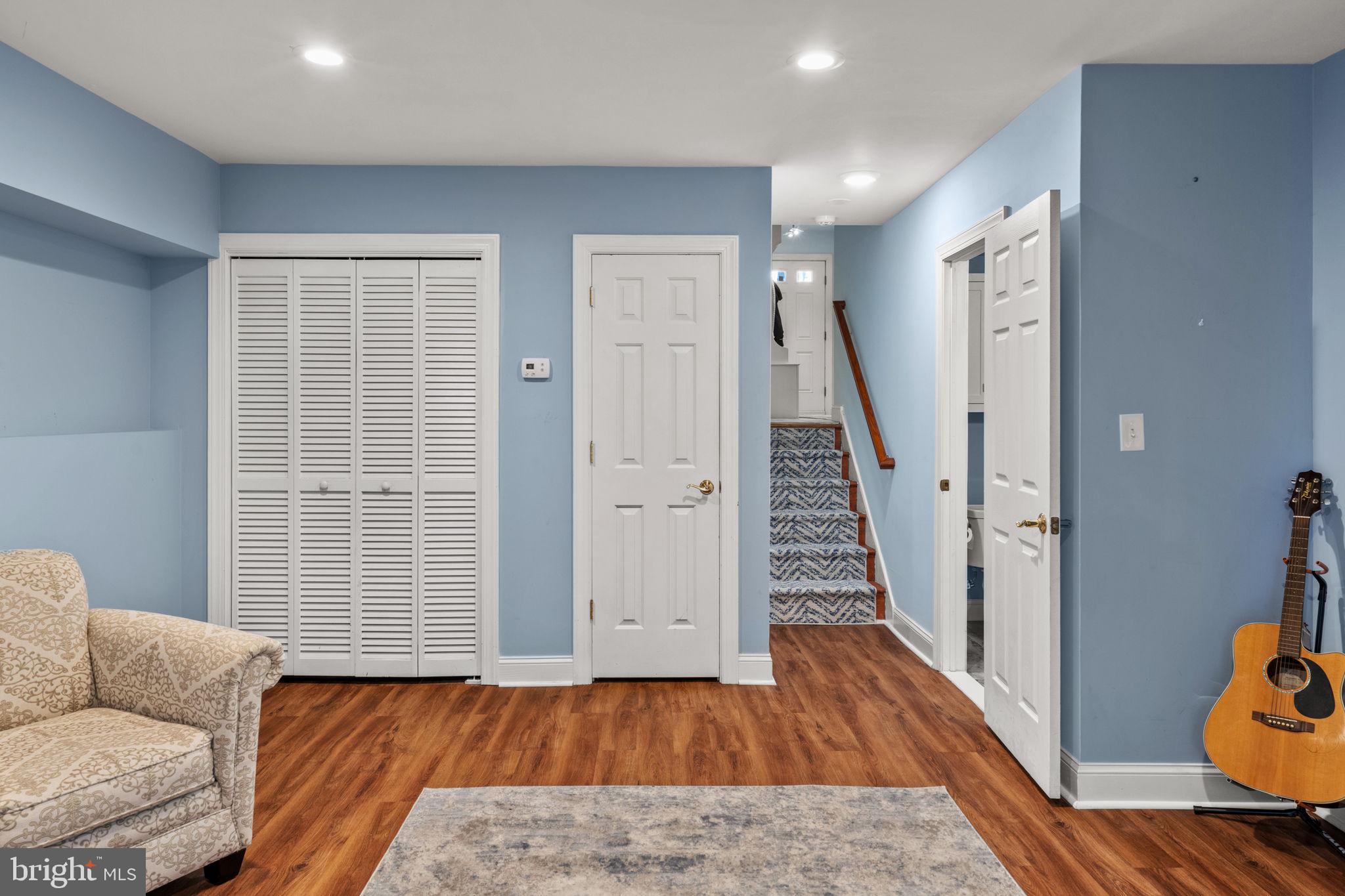 QUEEN VILLAGE - Residential