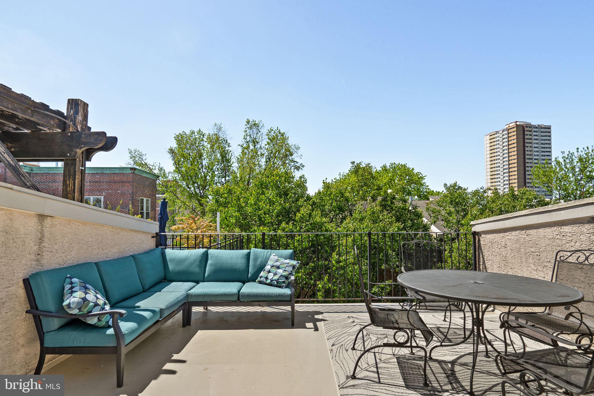 QUEEN VILLAGE - Residential