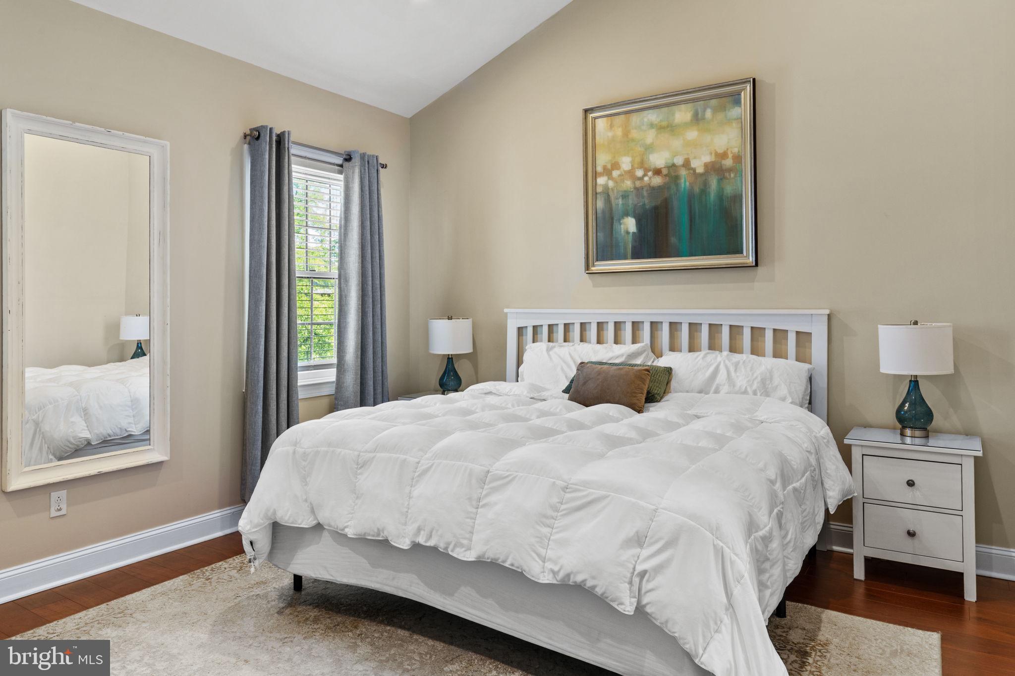 QUEEN VILLAGE - Residential