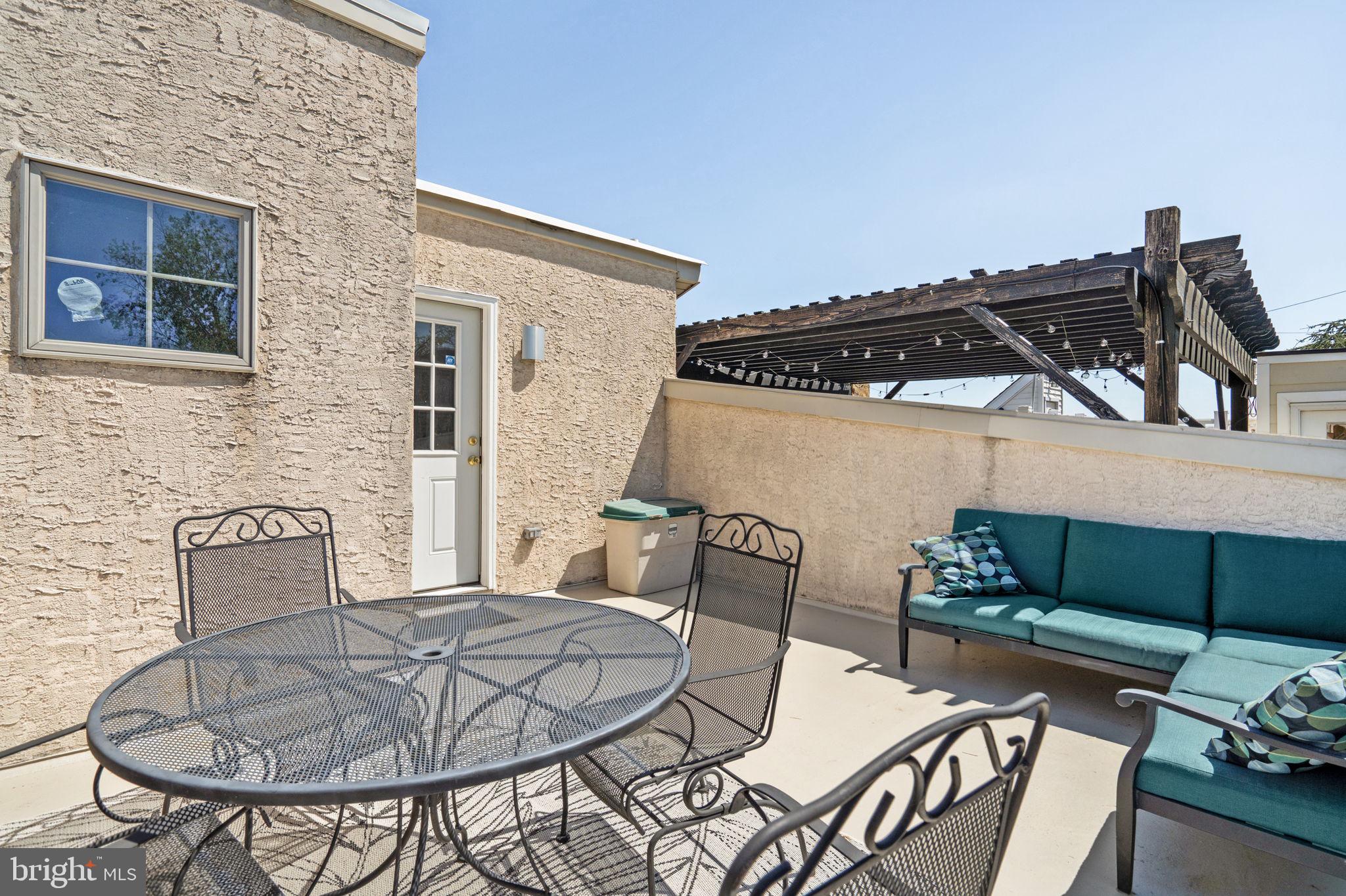 QUEEN VILLAGE - Residential