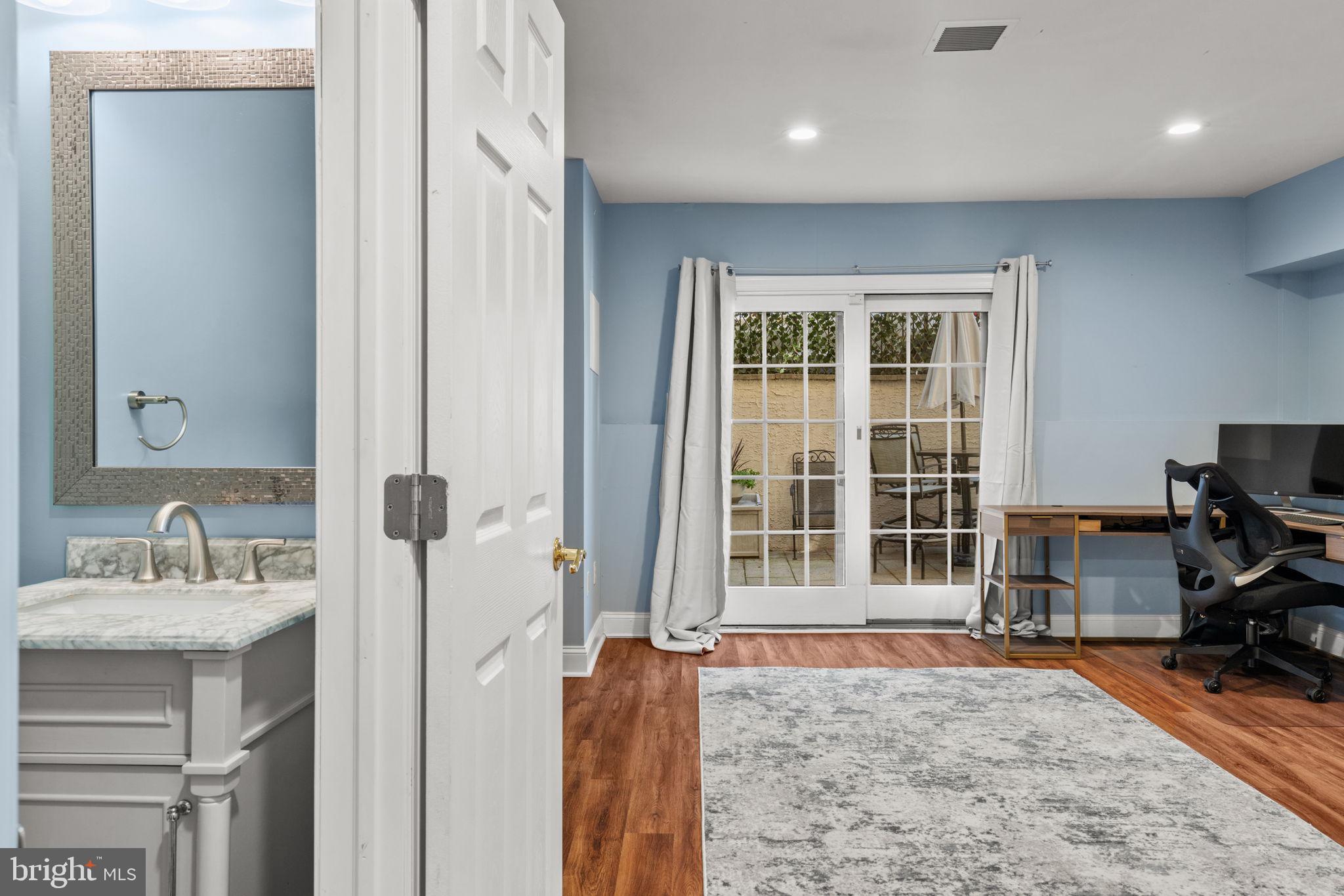 QUEEN VILLAGE - Residential