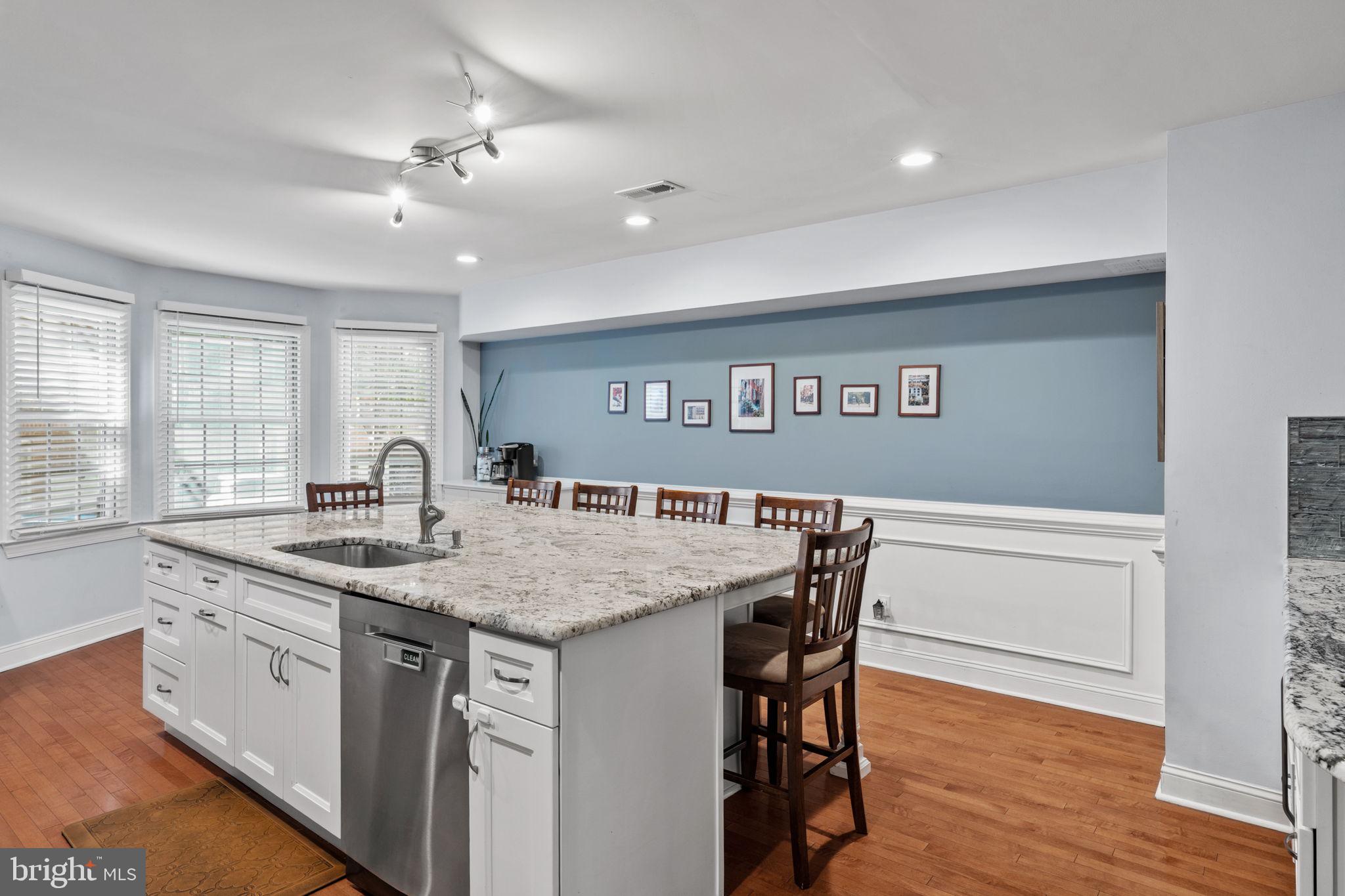 QUEEN VILLAGE - Residential