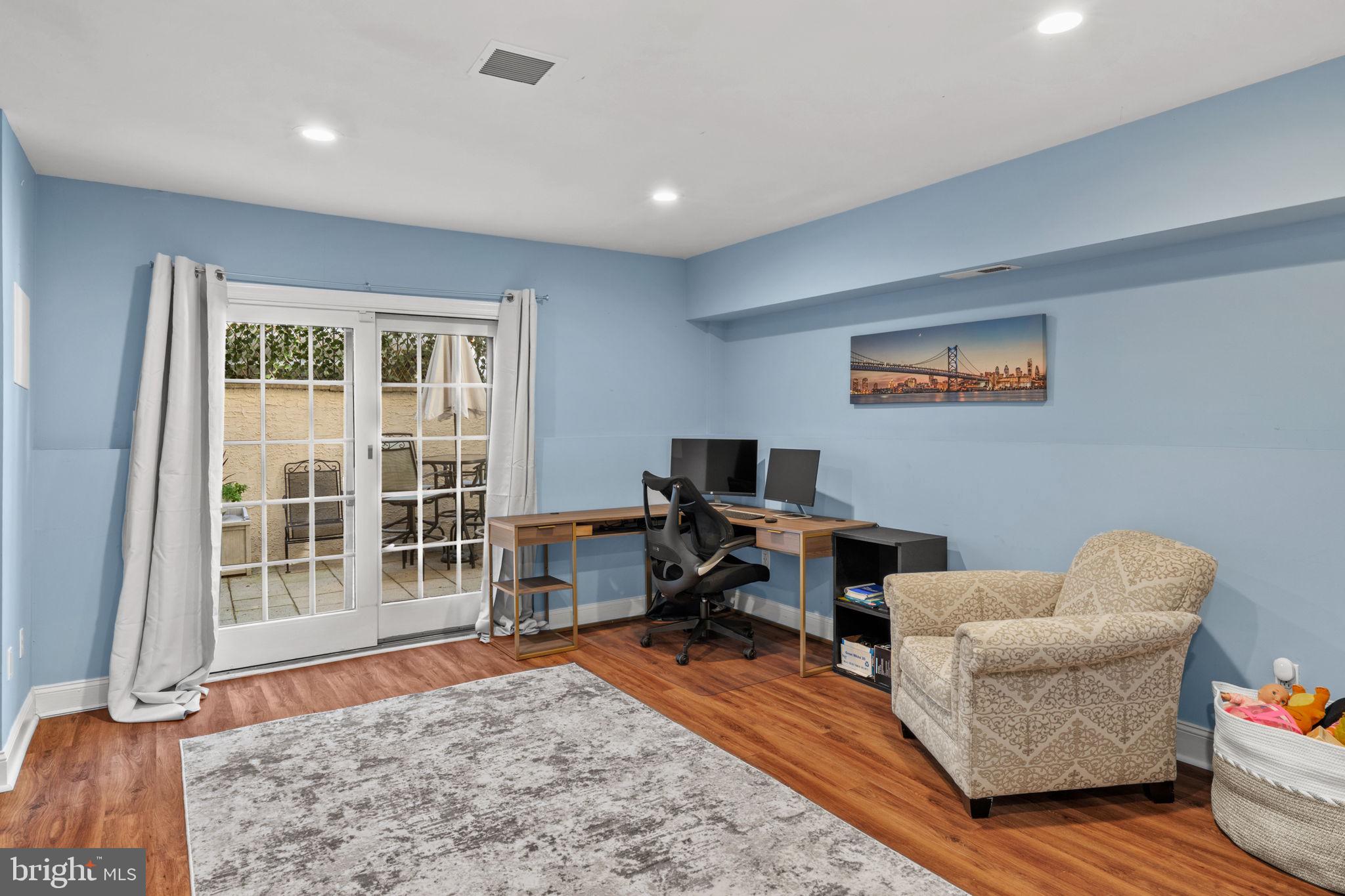 QUEEN VILLAGE - Residential