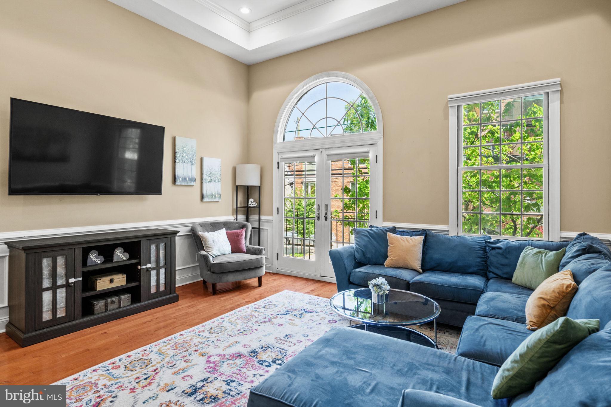 QUEEN VILLAGE - Residential