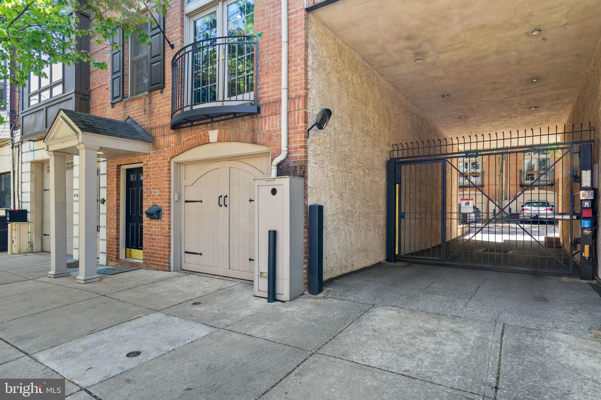 QUEEN VILLAGE - Residential