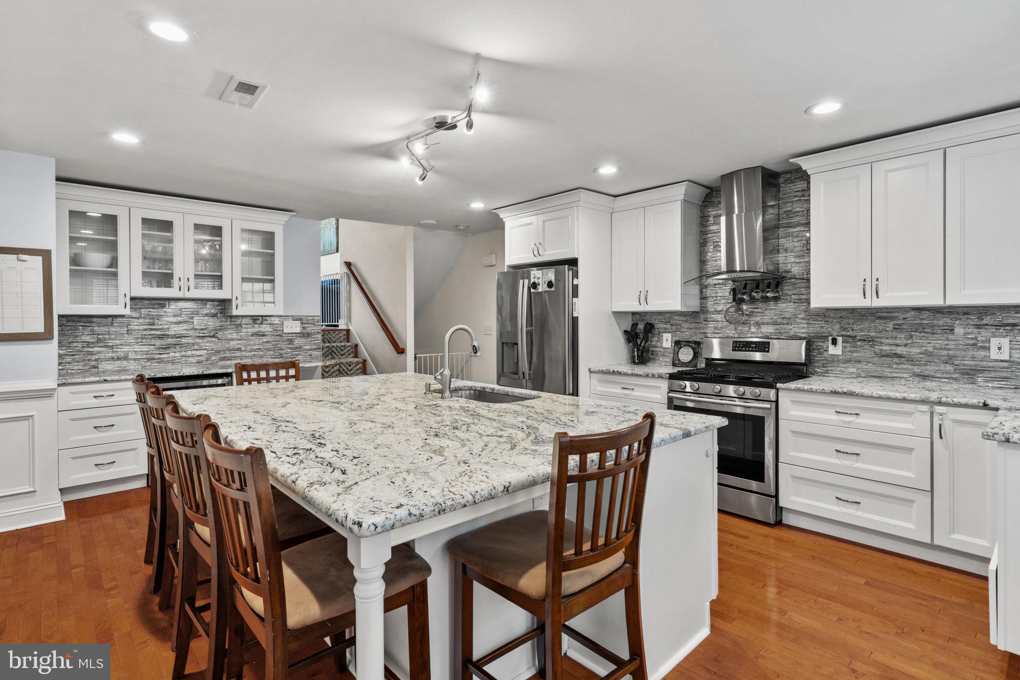 QUEEN VILLAGE - Residential